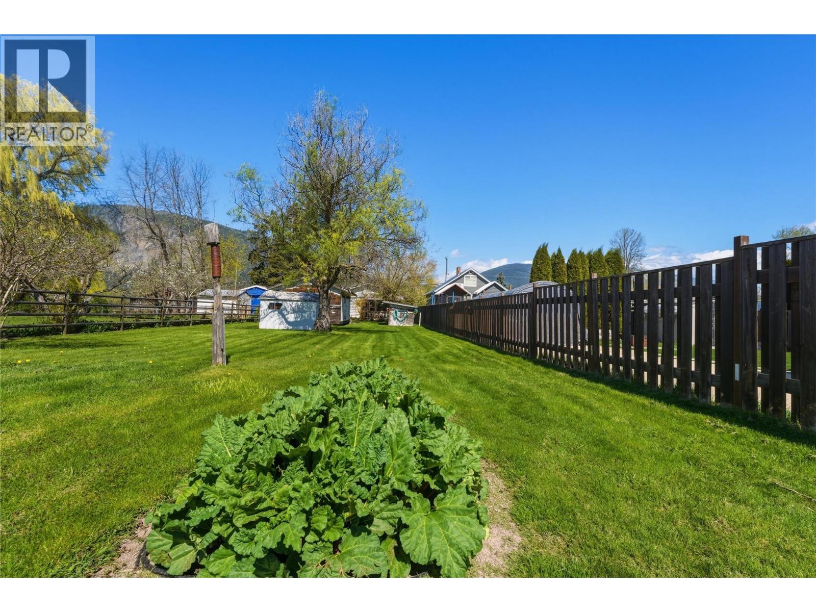 4760 Canoe Beach Drive Drive Ne, Salmon Arm, British Columbia  V0E 1K0 - Photo 3 - 10384146