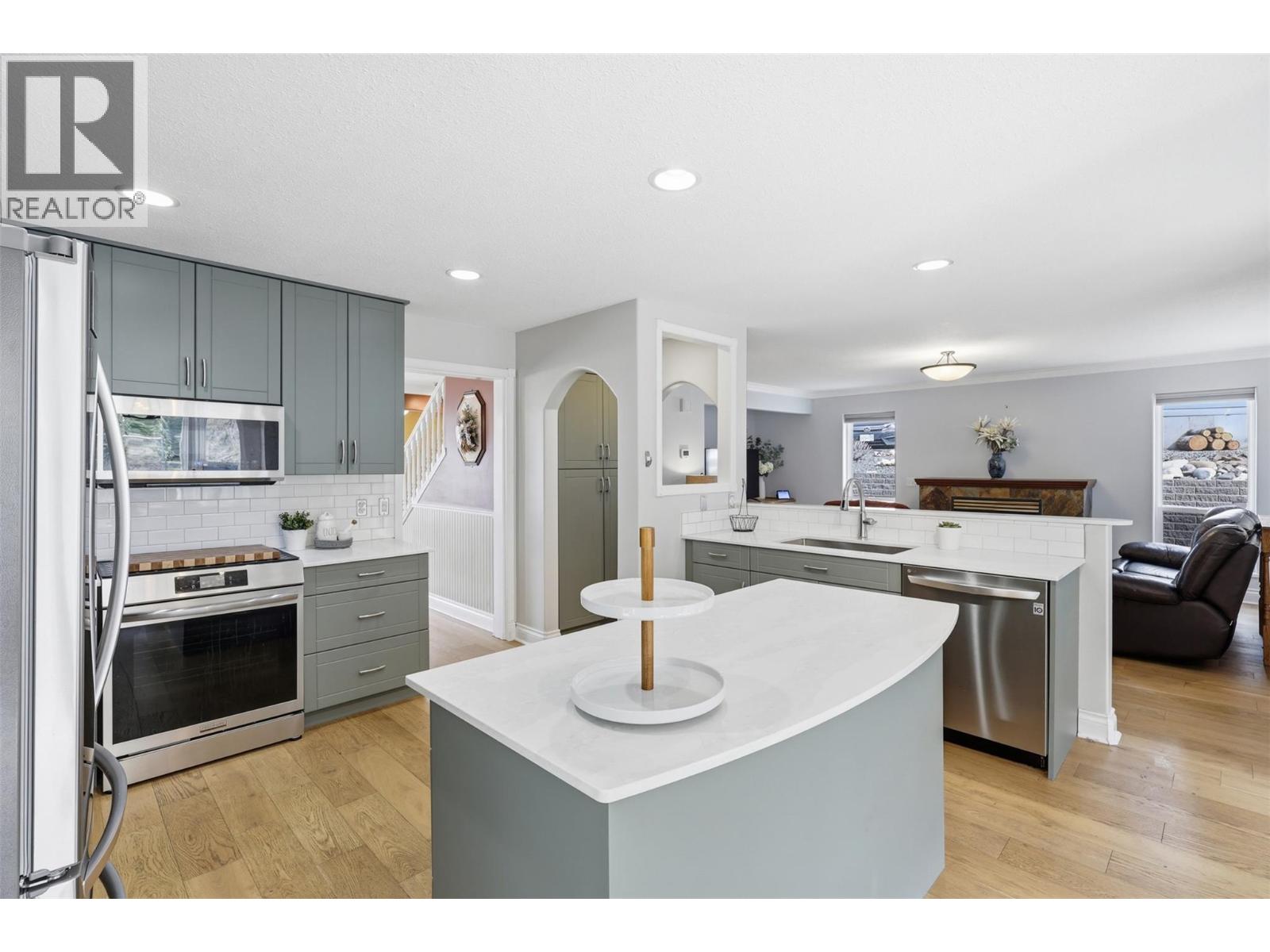 4948 Woodland Court, Kamloops, British Columbia  V2C 6V5 - Photo 8 - 10384490