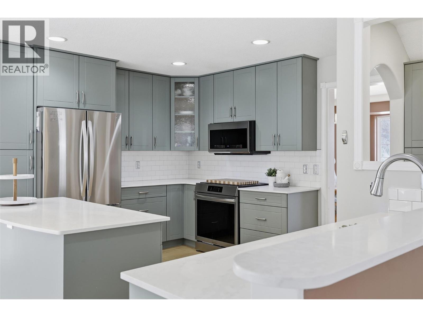 4948 Woodland Court, Kamloops, British Columbia  V2C 6V5 - Photo 9 - 10384490