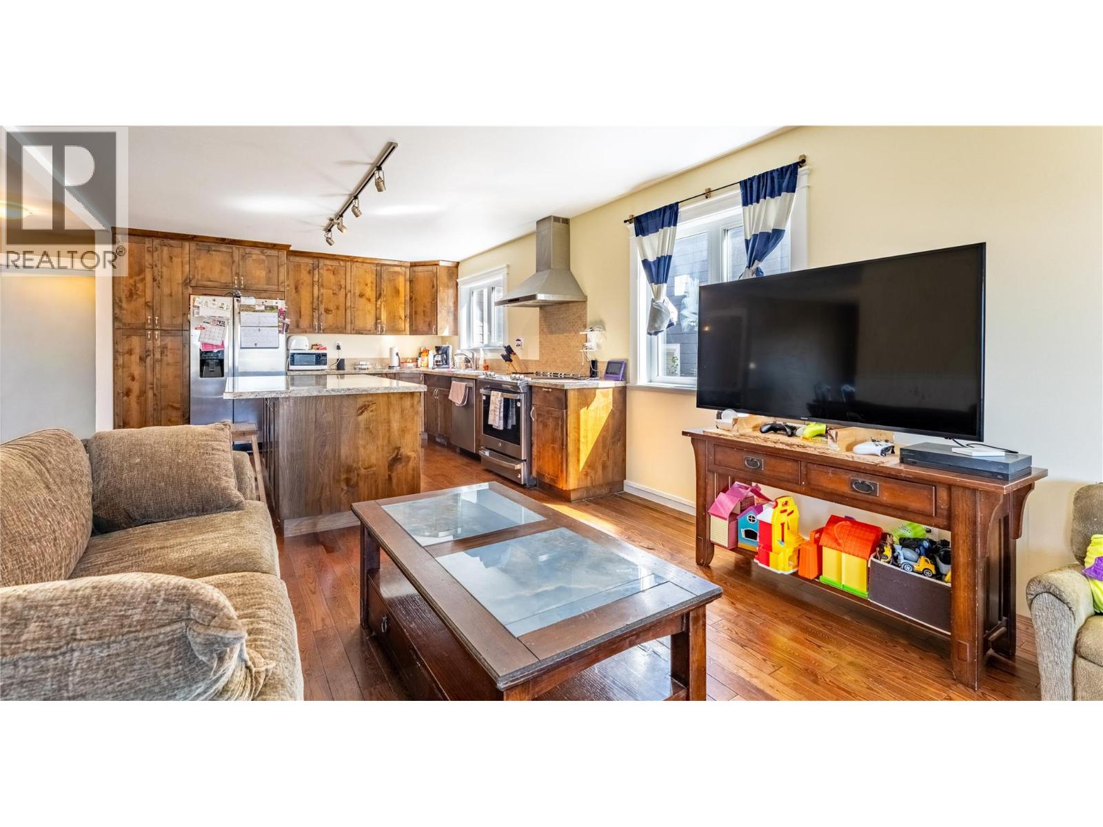 902 Murdoch Street, Creston, British Columbia  V0B 1G4 - Photo 3 - 10383418