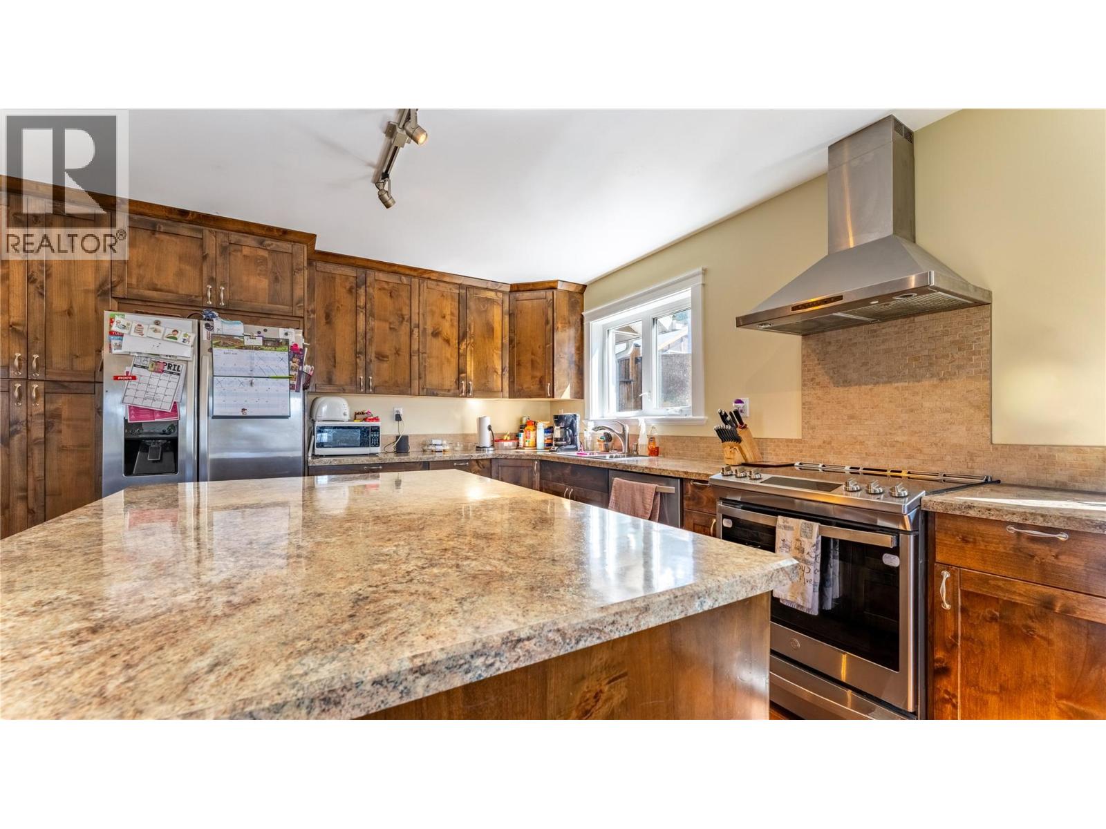 902 Murdoch Street, Creston, British Columbia  V0B 1G4 - Photo 6 - 10383418