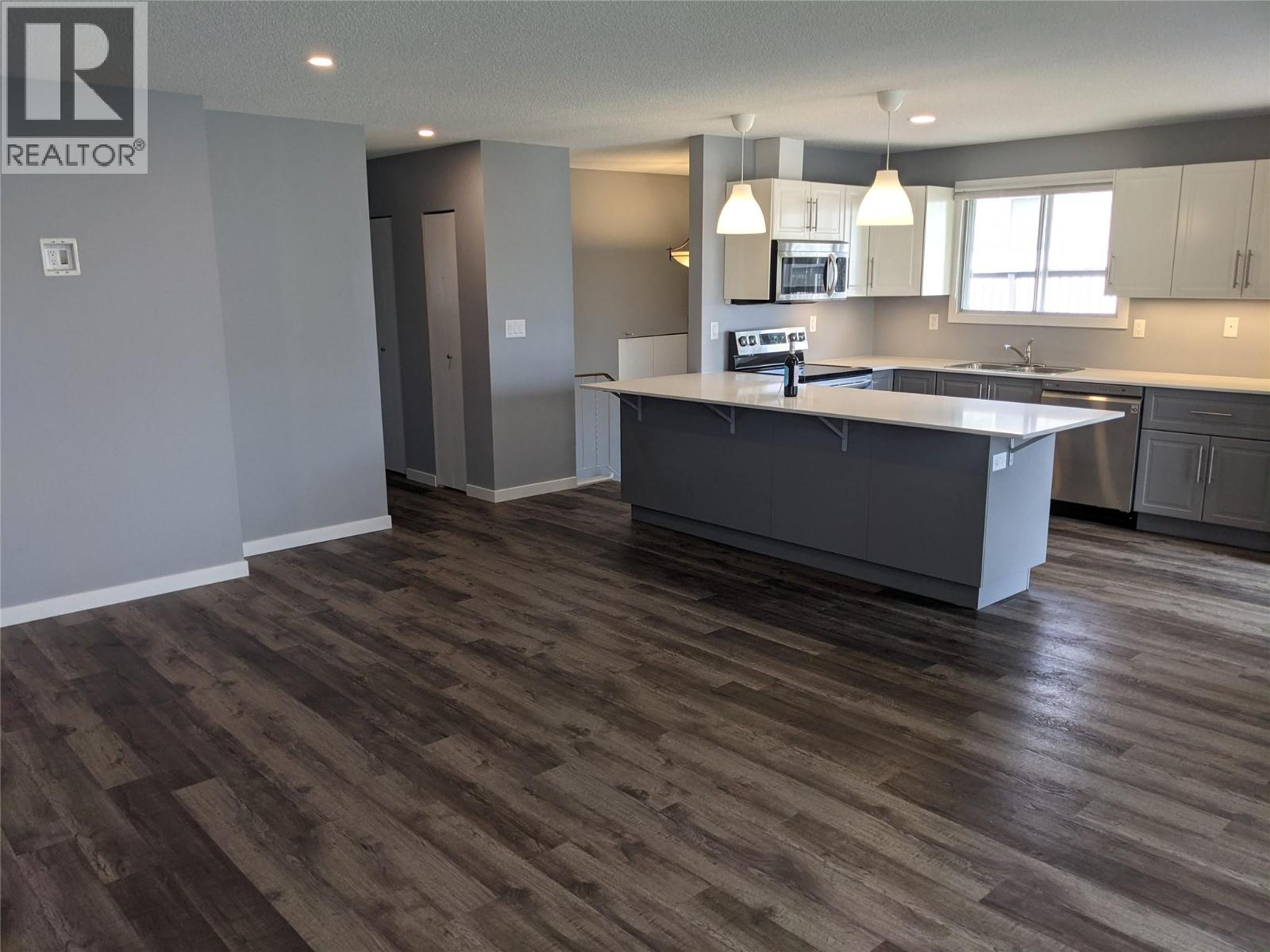 3170/3172 Wawn Crescent, Kamloops, British Columbia  V2B 7J6 - Photo 4 - 10384243