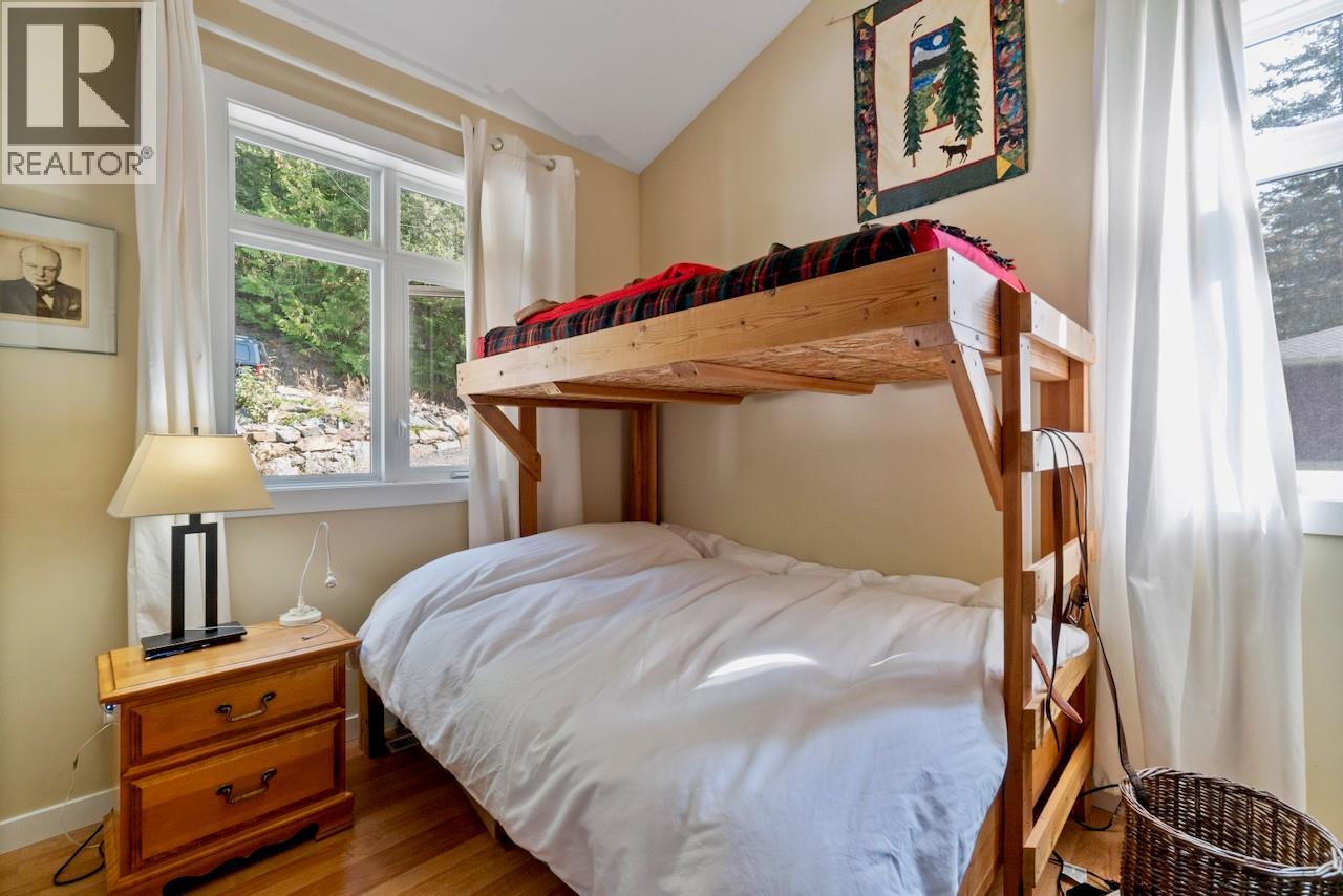 7660 Lichen Road, Anglemont, British Columbia  V0E 1M8 - Photo 33 - 10384254