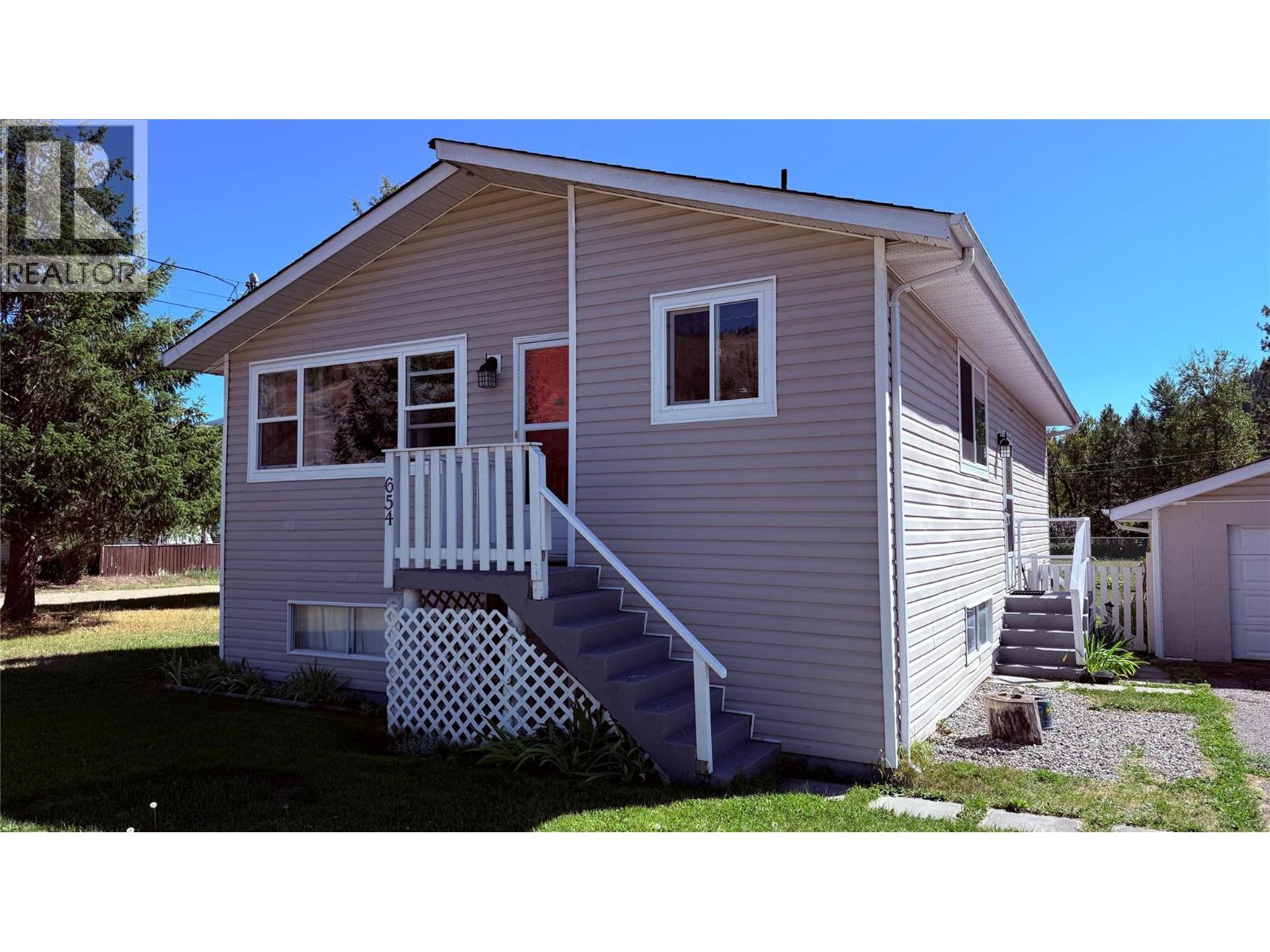 654 Sixth Avenue, Midway, British Columbia  V0H 1M0 - Photo 1 - 10384775