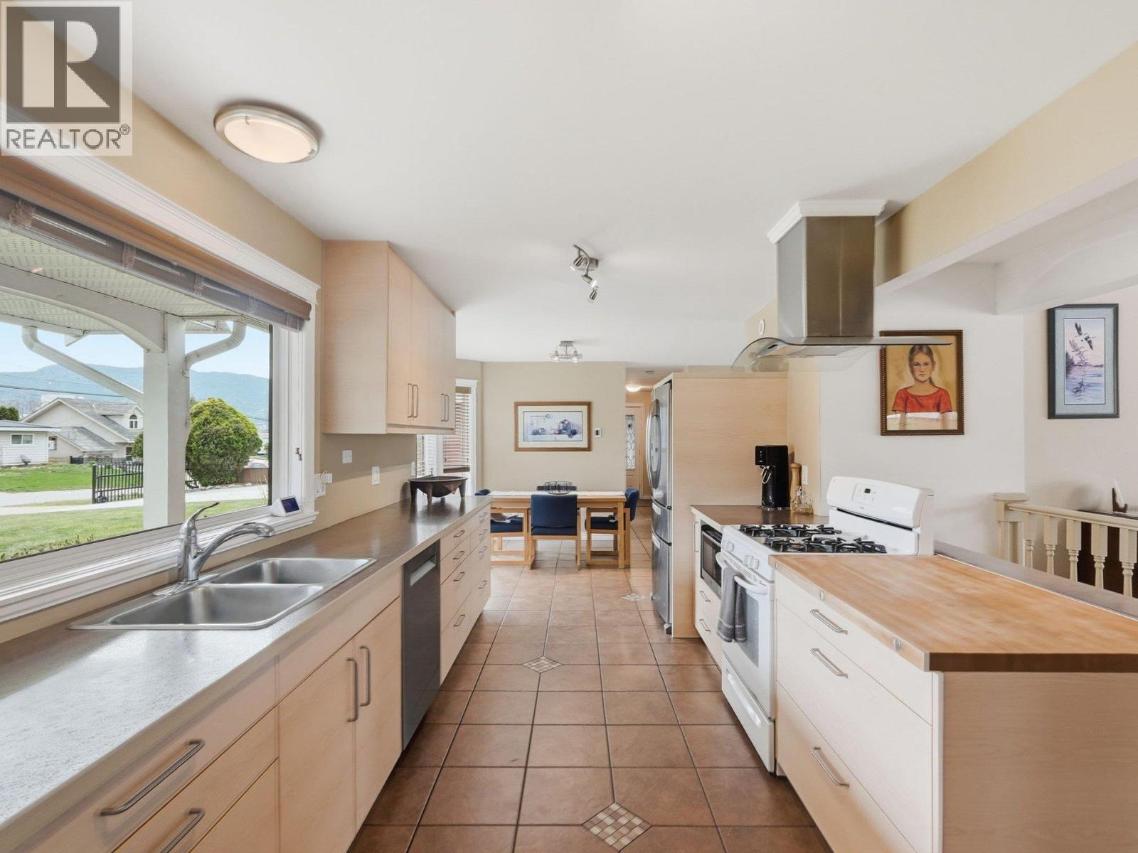 855 Ross Avenue, Penticton, British Columbia  V2A 3A5 - Photo 3 - 10382199