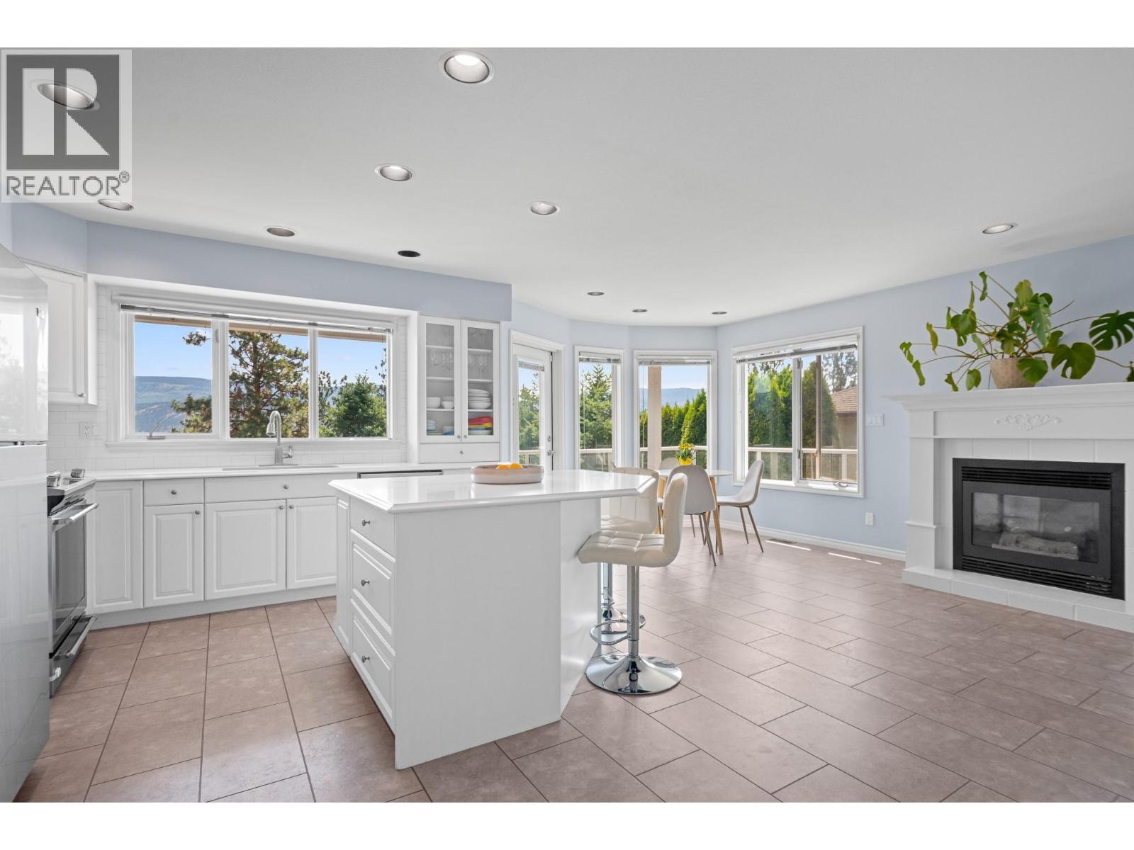 2455 Westwood Drive, Penticton, British Columbia  V2A 8Y8 - Photo 4 - 10384677