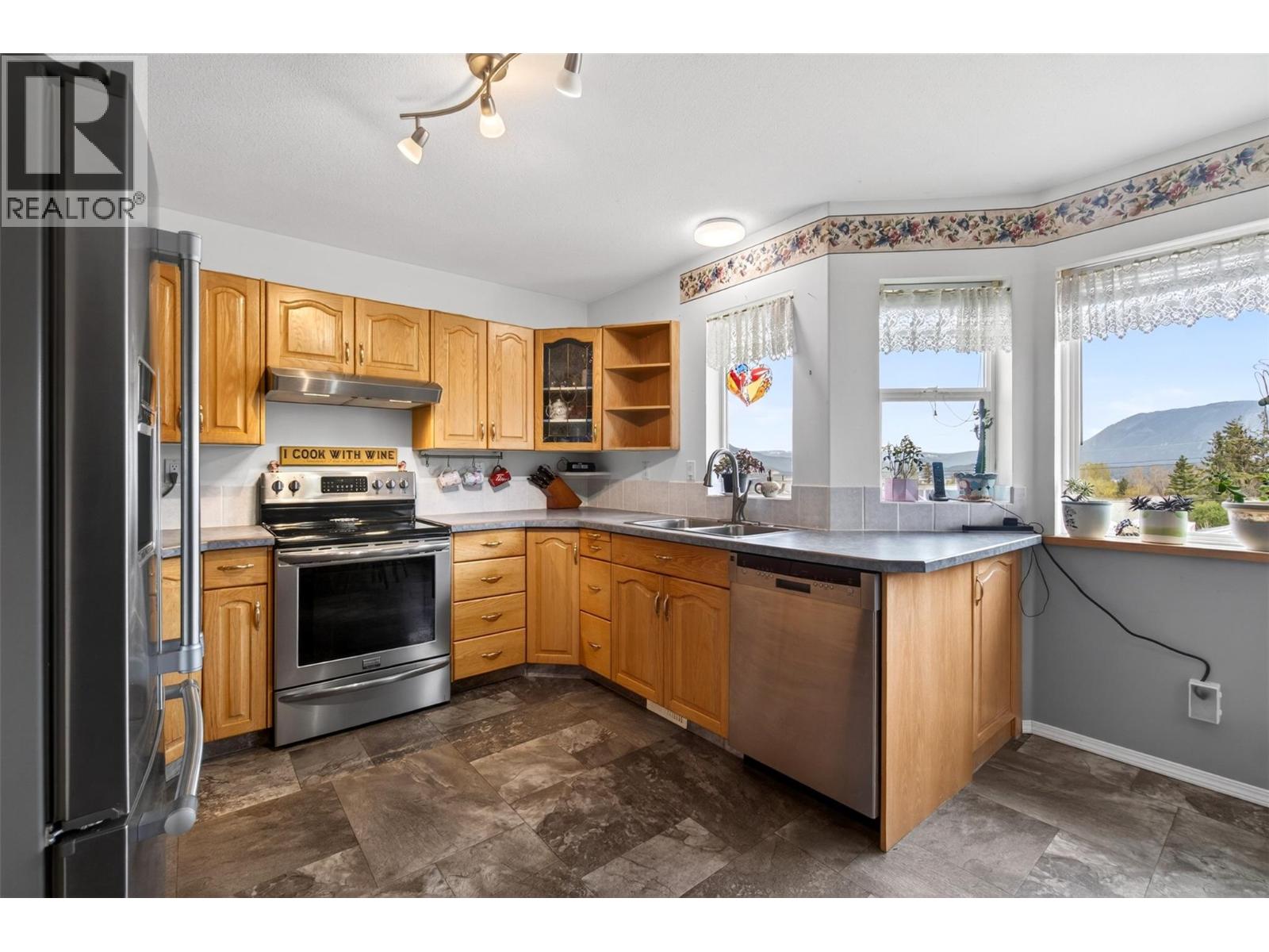 2190 1st Avenue Se, Salmon Arm, British Columbia  V1E 1K1 - Photo 11 - 10383638