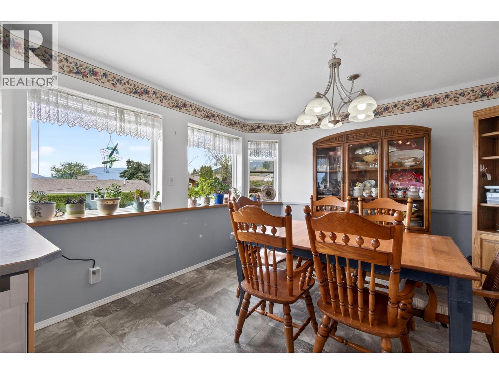 2190 1st Avenue Se, Salmon Arm, British Columbia  V1E 1K1 - Photo 17 - 10383638