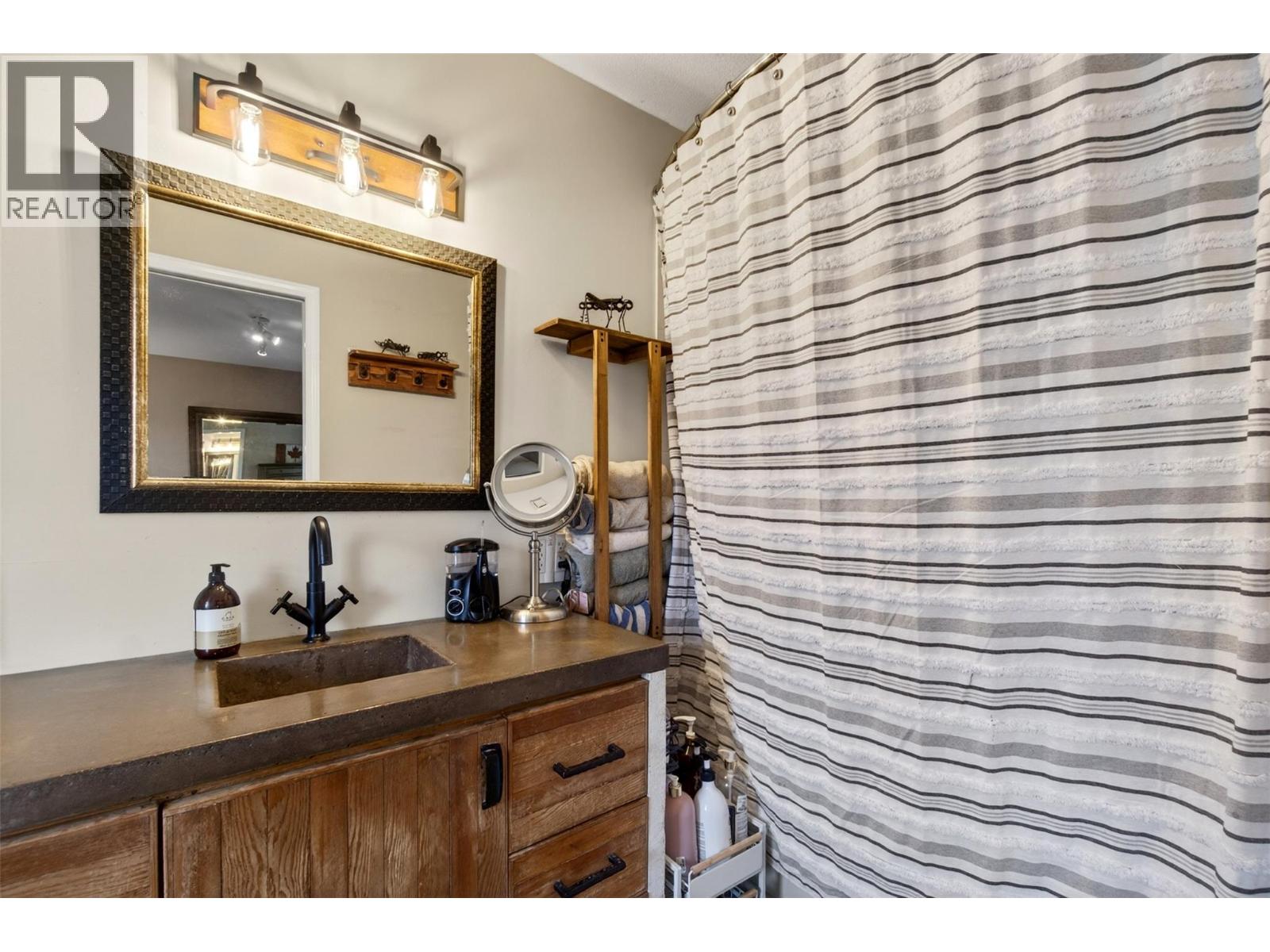2190 1st Avenue Se, Salmon Arm, British Columbia  V1E 1K1 - Photo 31 - 10383638