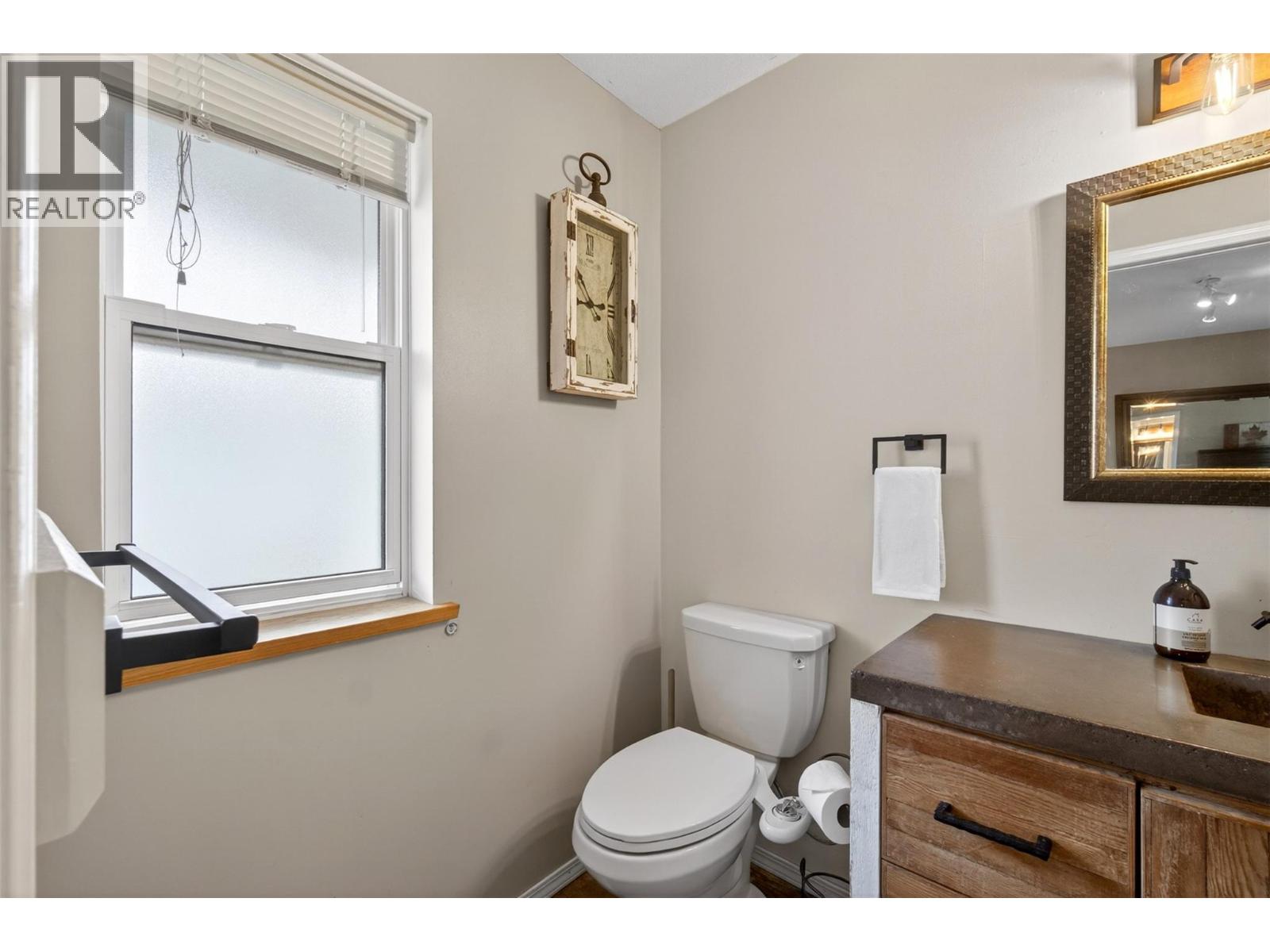 2190 1st Avenue Se, Salmon Arm, British Columbia  V1E 1K1 - Photo 32 - 10383638