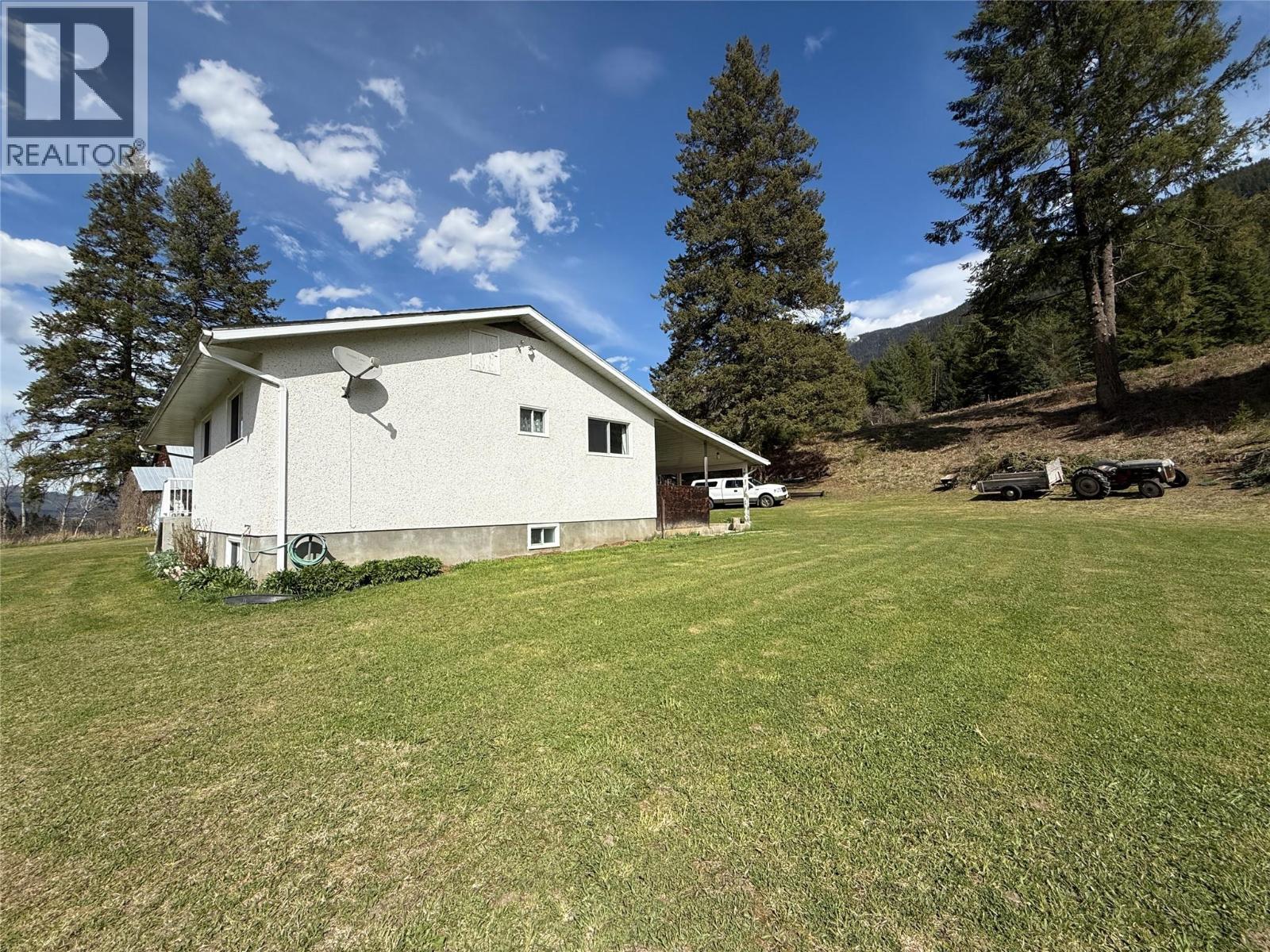 6915 Kimoff Road, Appledale, British Columbia  V0G 2J0 - Photo 3 - 10384489