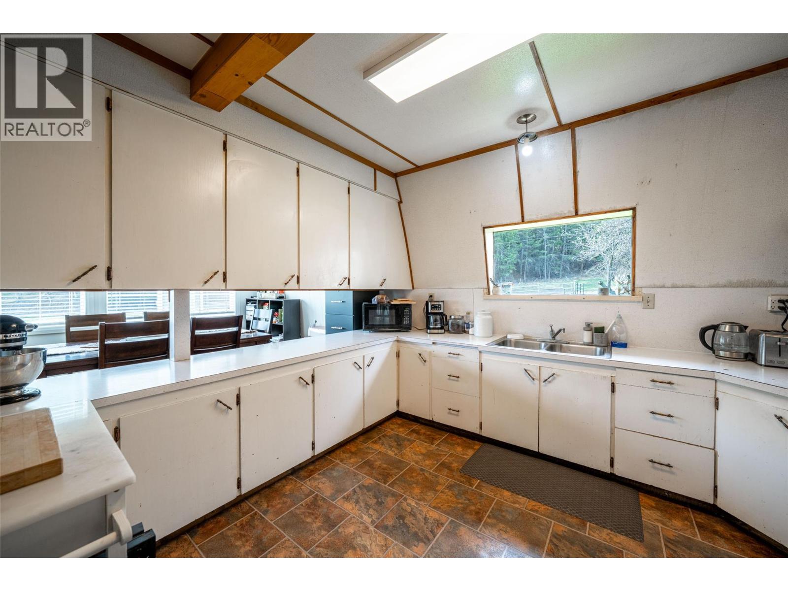 6142 Falkland Road, Falkland, British Columbia  V0E 1W0 - Photo 31 - 10384088