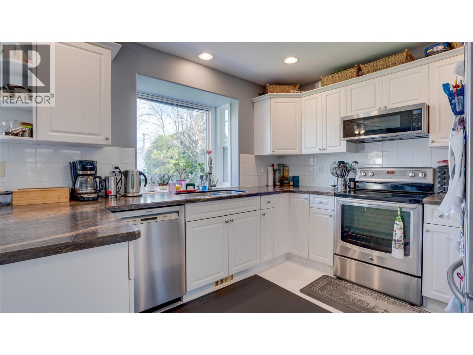 709 Cavalier Court, Vernon, British Columbia  V1T 9M6 - Photo 6 - 10384062