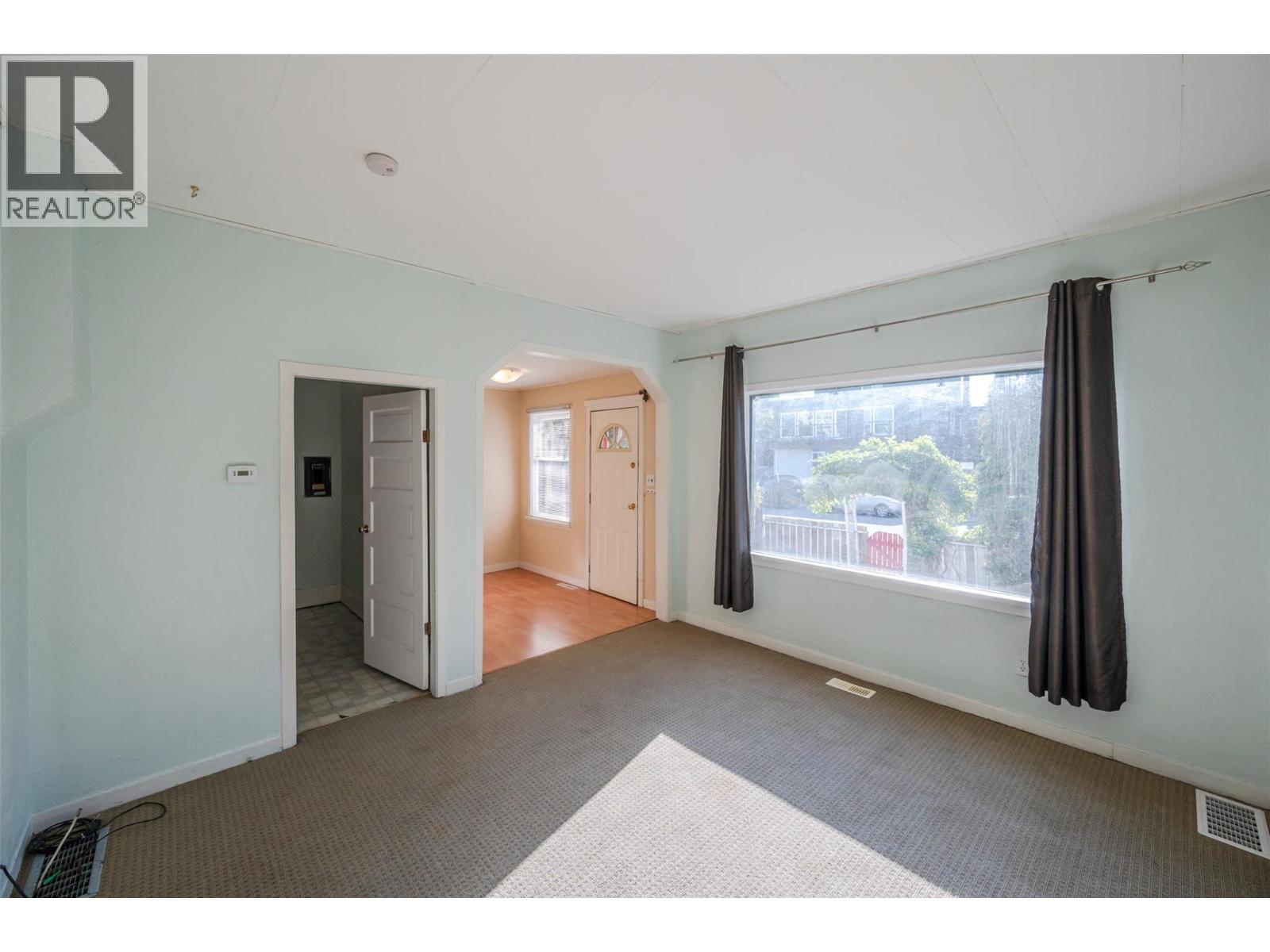 363 Nanaimo Avenue W, Penticton, British Columbia  V2A 1N8 - Photo 3 - 10384816