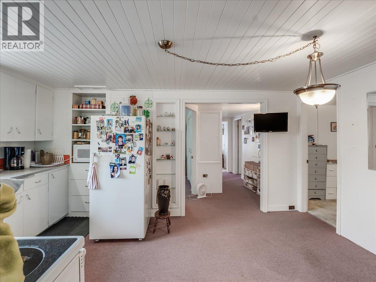 637 9th Avenue, Castlegar, British Columbia  V1N 1M5 - Photo 12 - 10384840
