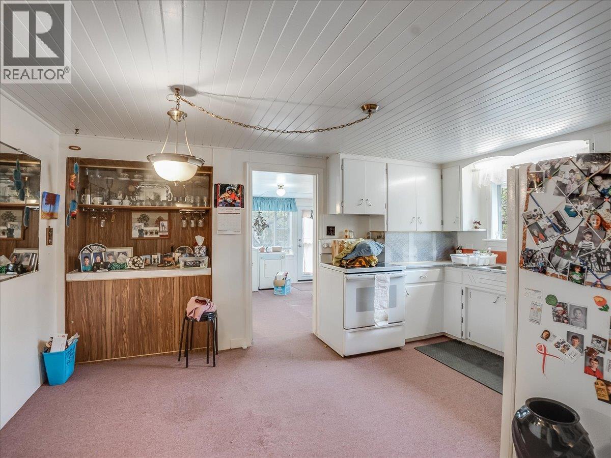 637 9th Avenue, Castlegar, British Columbia  V1N 1M5 - Photo 14 - 10384840
