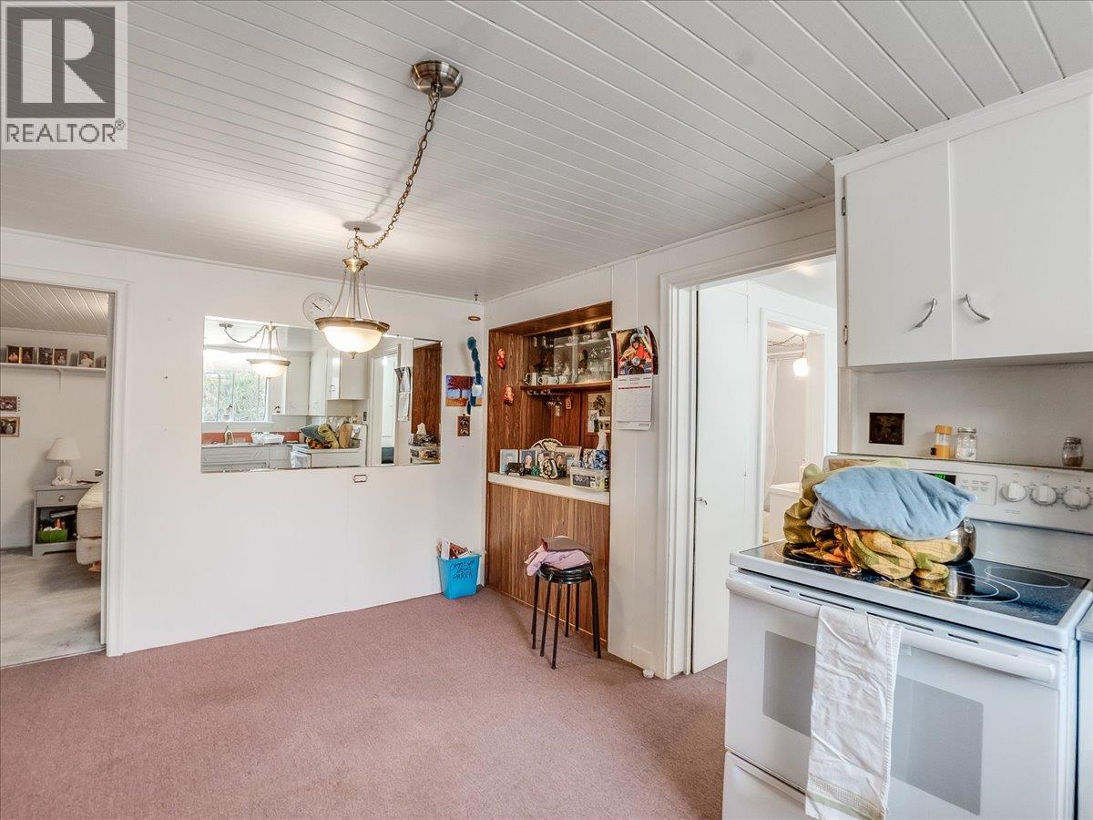 637 9th Avenue, Castlegar, British Columbia  V1N 1M5 - Photo 16 - 10384840