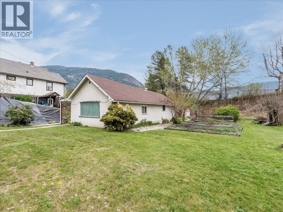 637 9th Avenue, Castlegar, British Columbia  V1N 1M5 - Photo 2 - 10384840