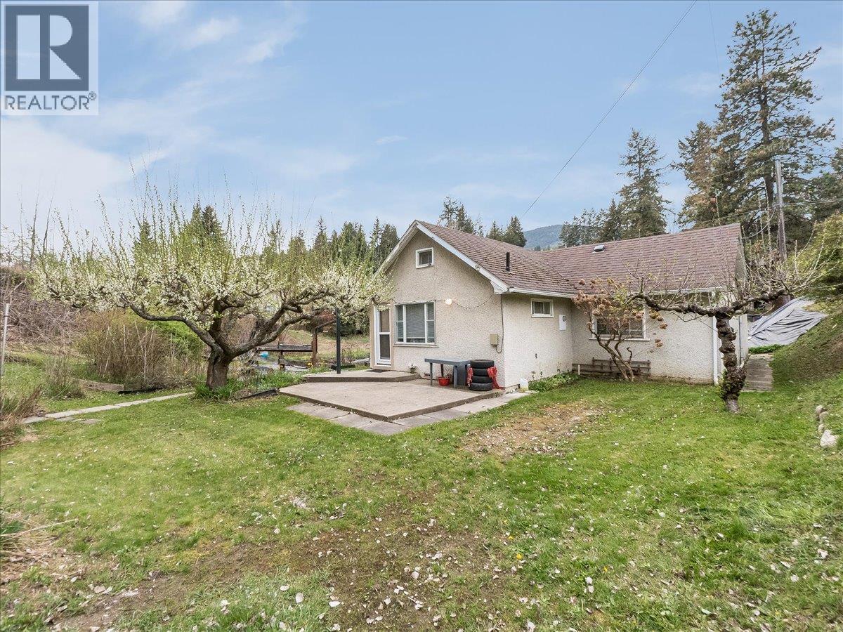 637 9th Avenue, Castlegar, British Columbia  V1N 1M5 - Photo 3 - 10384840