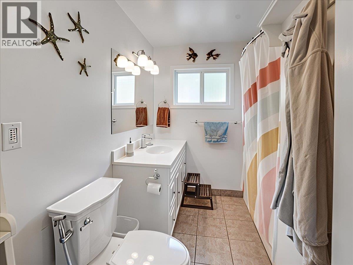 8392 Theatre Road, Trail, British Columbia  V1R 4W2 - Photo 17 - 10384808