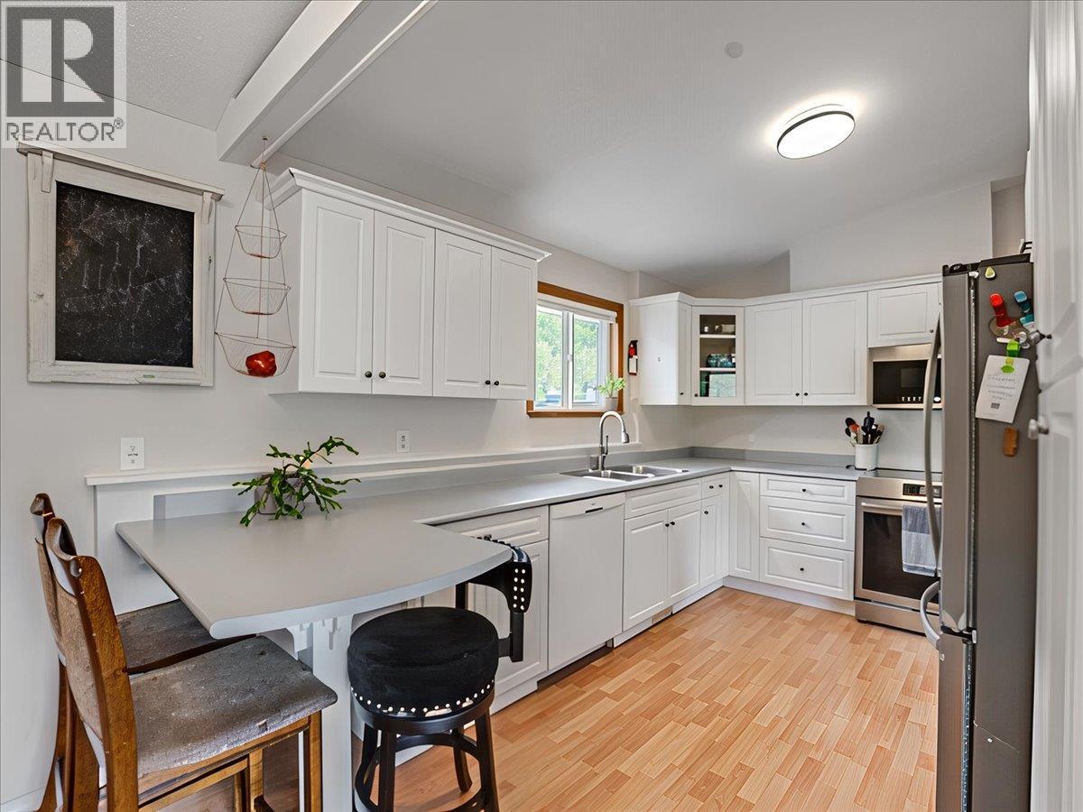8392 Theatre Road, Trail, British Columbia  V1R 4W2 - Photo 5 - 10384808