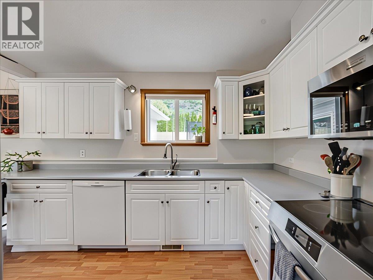 8392 Theatre Road, Trail, British Columbia  V1R 4W2 - Photo 7 - 10384808