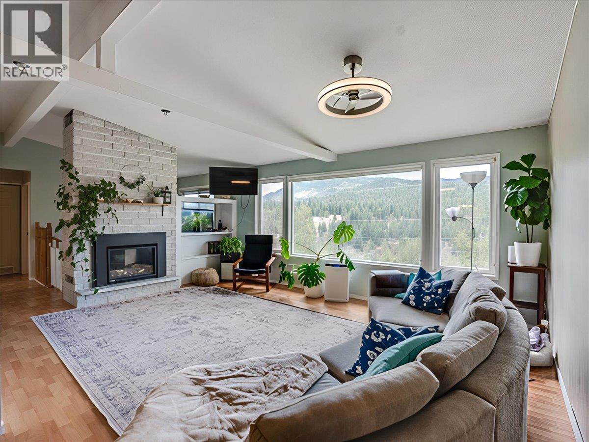 8392 Theatre Road, Trail, British Columbia  V1R 4W2 - Photo 8 - 10384808