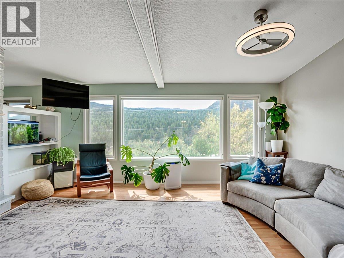 8392 Theatre Road, Trail, British Columbia  V1R 4W2 - Photo 9 - 10384808