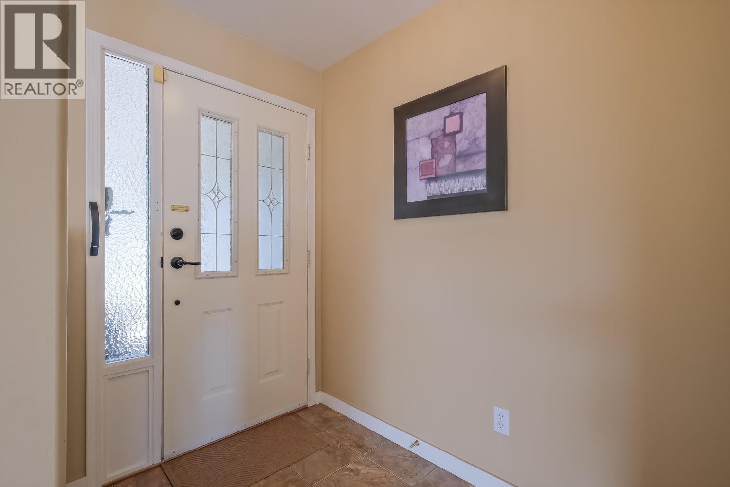 404 Ridge Court, Penticton, British Columbia  V2A 8N7 - Photo 5 - 10384960