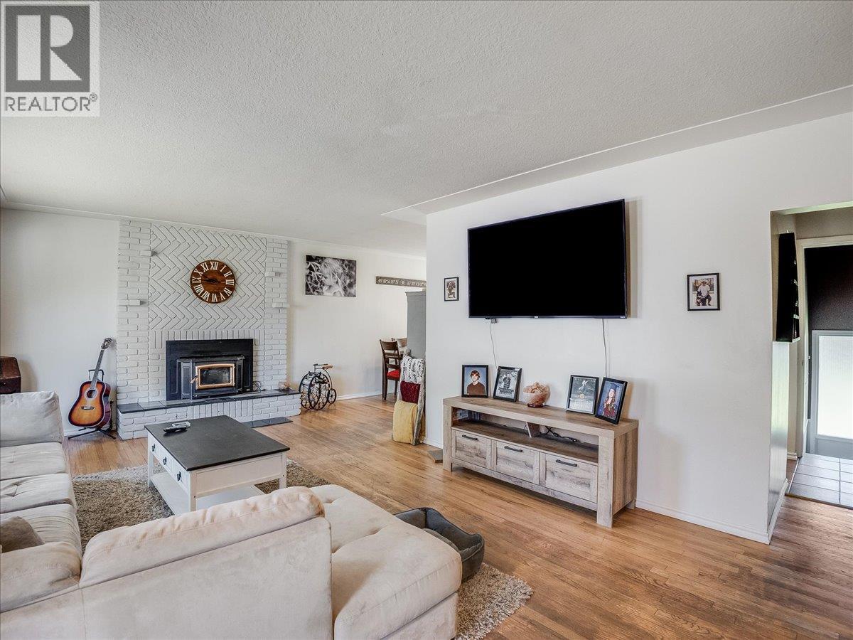 814 10th Street, Castlegar, British Columbia  V1N 2H8 - Photo 18 - 10384869