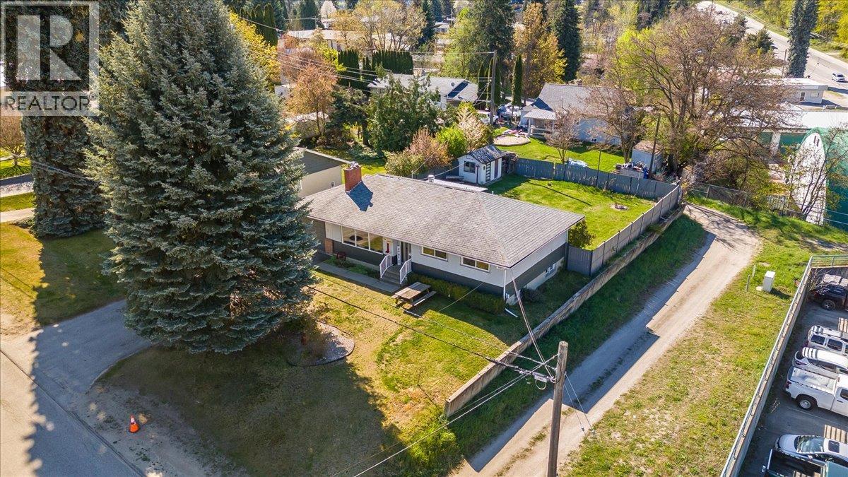 814 10th Street, Castlegar, British Columbia  V1N 2H8 - Photo 2 - 10384869