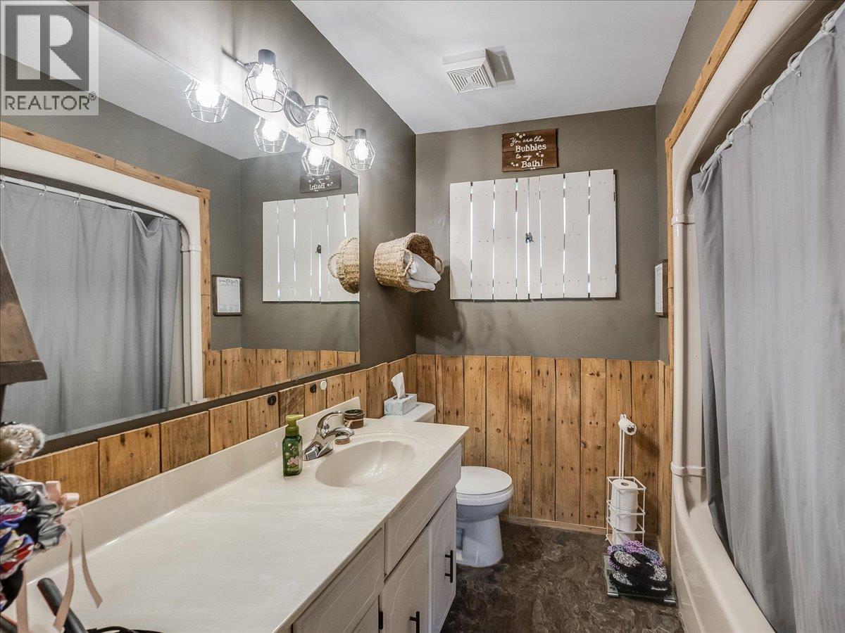 814 10th Street, Castlegar, British Columbia  V1N 2H8 - Photo 25 - 10384869