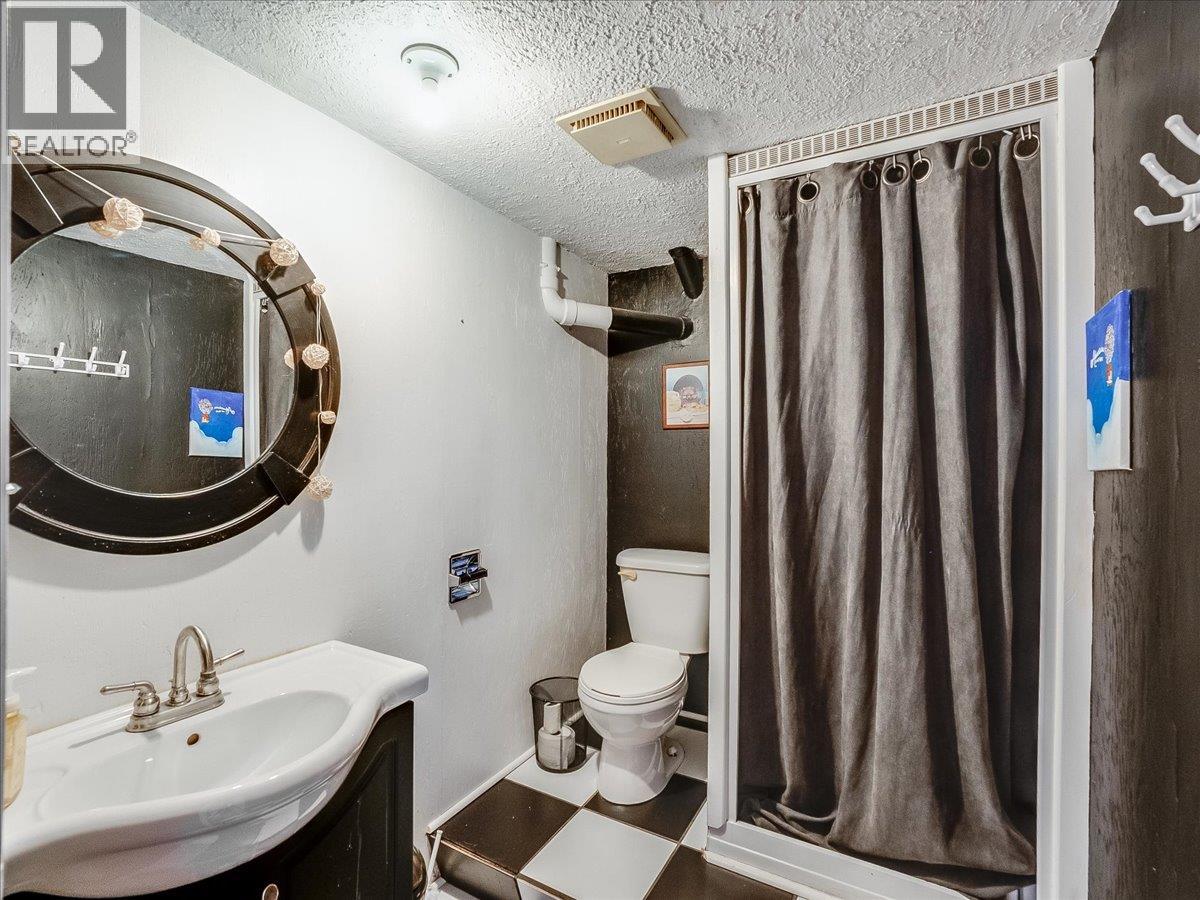 814 10th Street, Castlegar, British Columbia  V1N 2H8 - Photo 29 - 10384869
