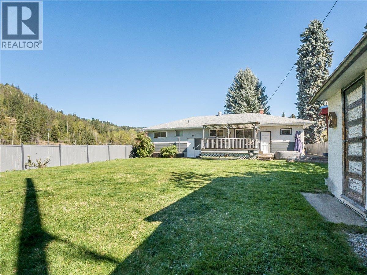 814 10th Street, Castlegar, British Columbia  V1N 2H8 - Photo 4 - 10384869