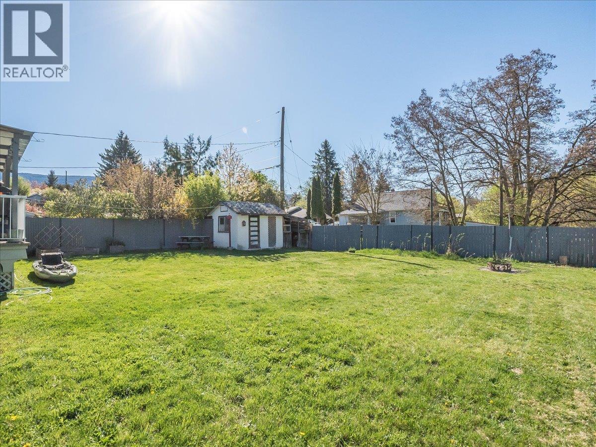 814 10th Street, Castlegar, British Columbia  V1N 2H8 - Photo 6 - 10384869