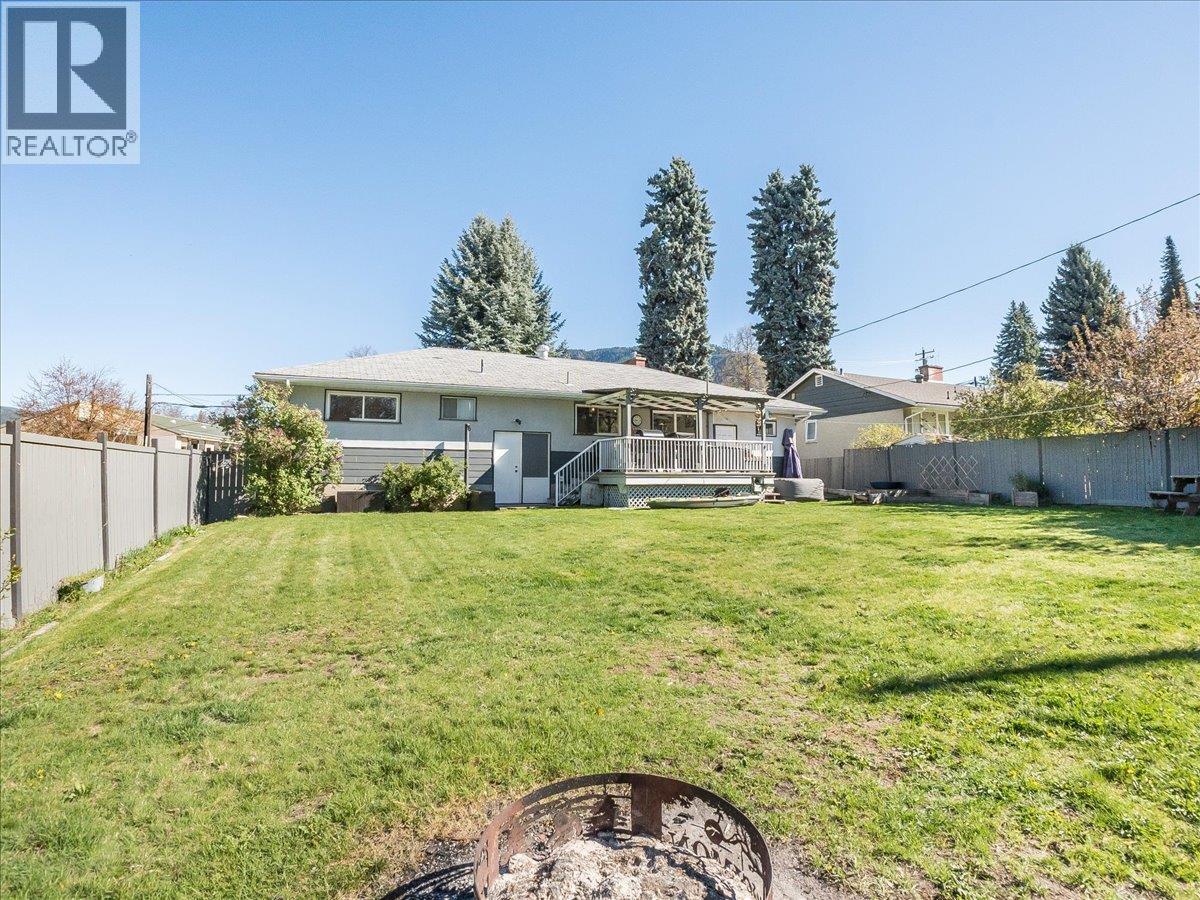 814 10th Street, Castlegar, British Columbia  V1N 2H8 - Photo 7 - 10384869
