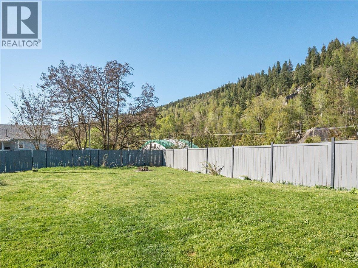 814 10th Street, Castlegar, British Columbia  V1N 2H8 - Photo 8 - 10384869