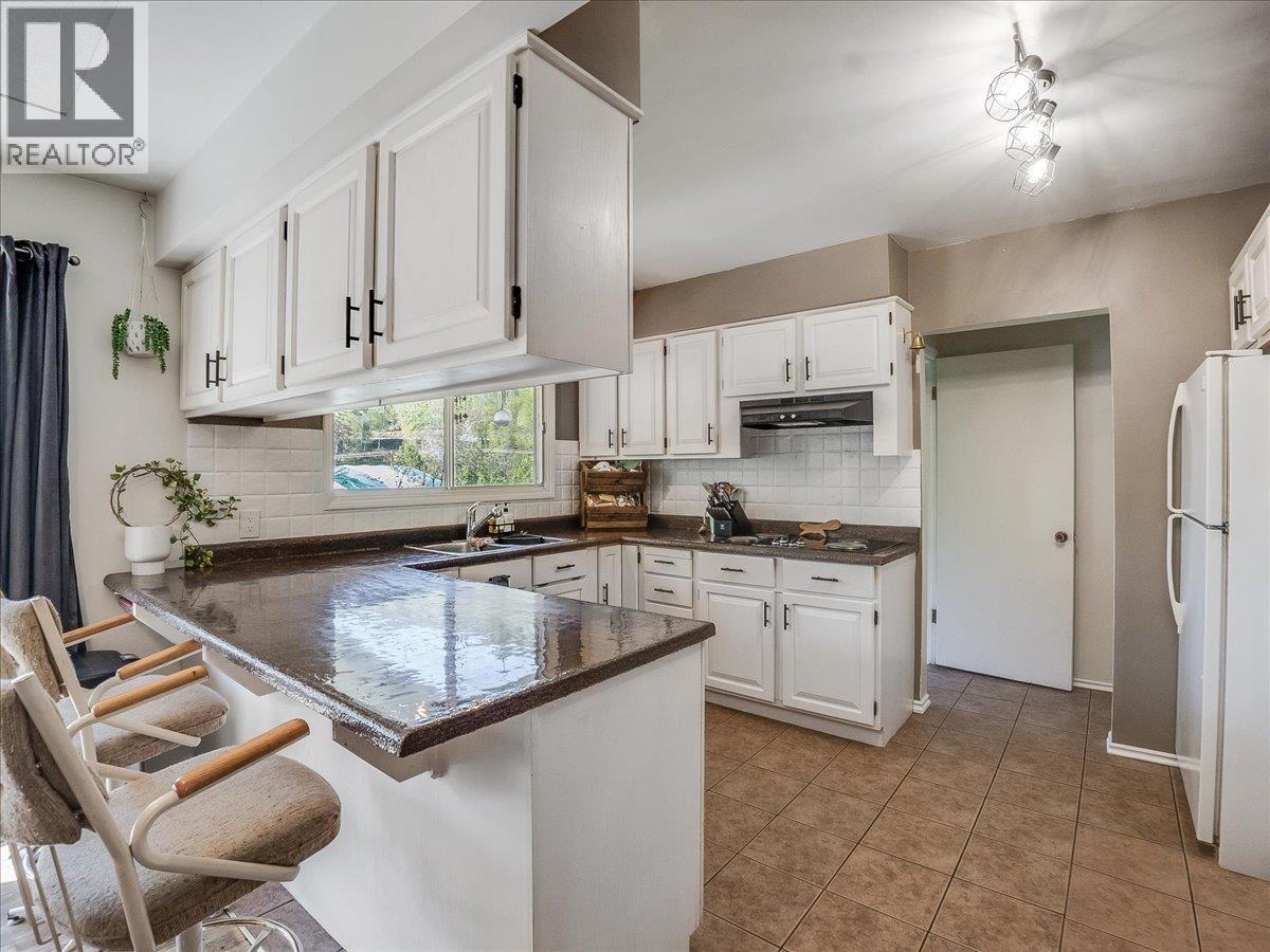 814 10th Street, Castlegar, British Columbia  V1N 2H8 - Photo 9 - 10384869
