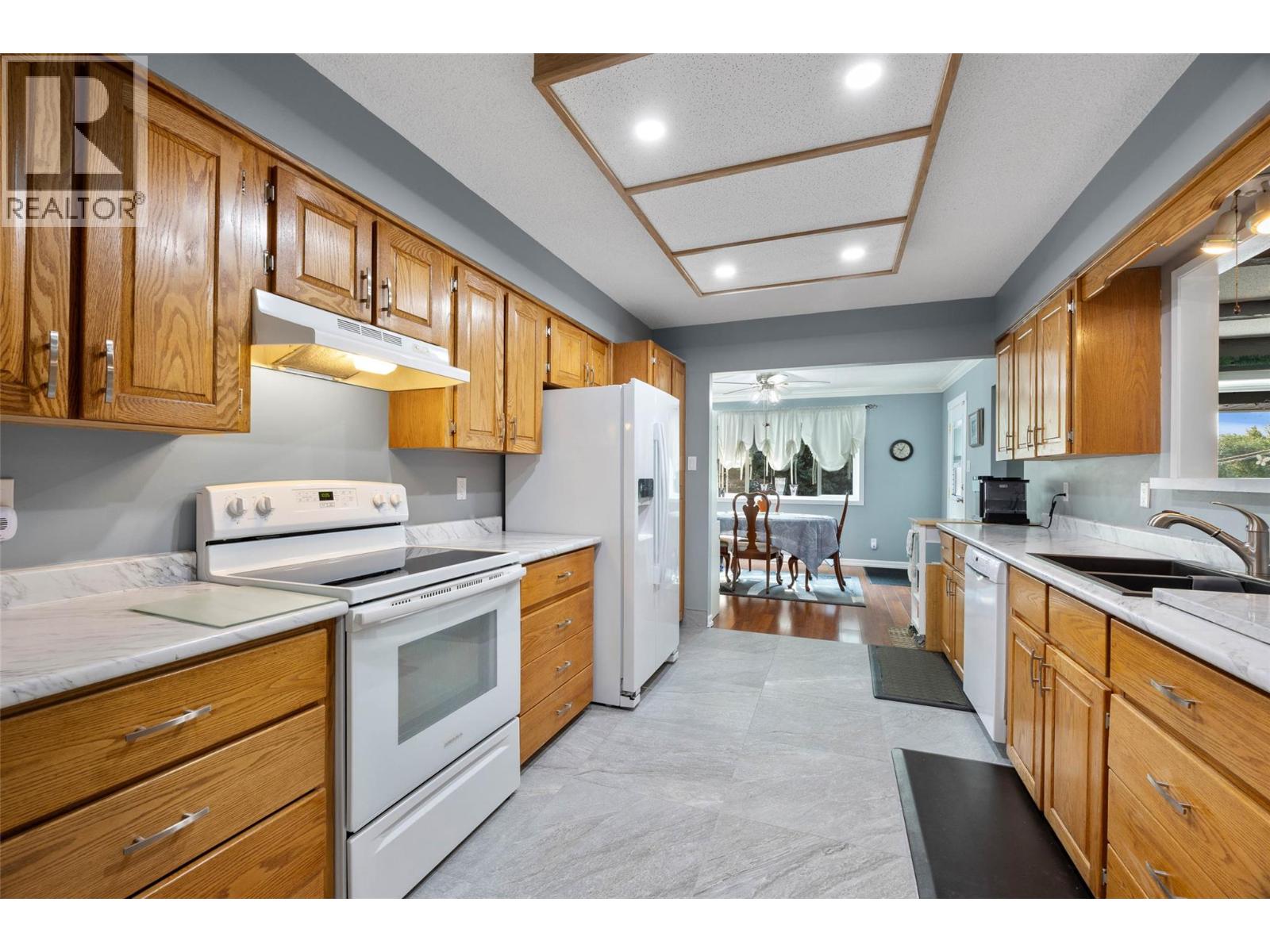 2402 Parkview Drive, Kamloops, British Columbia  V2B 7J1 - Photo 4 - 10384956