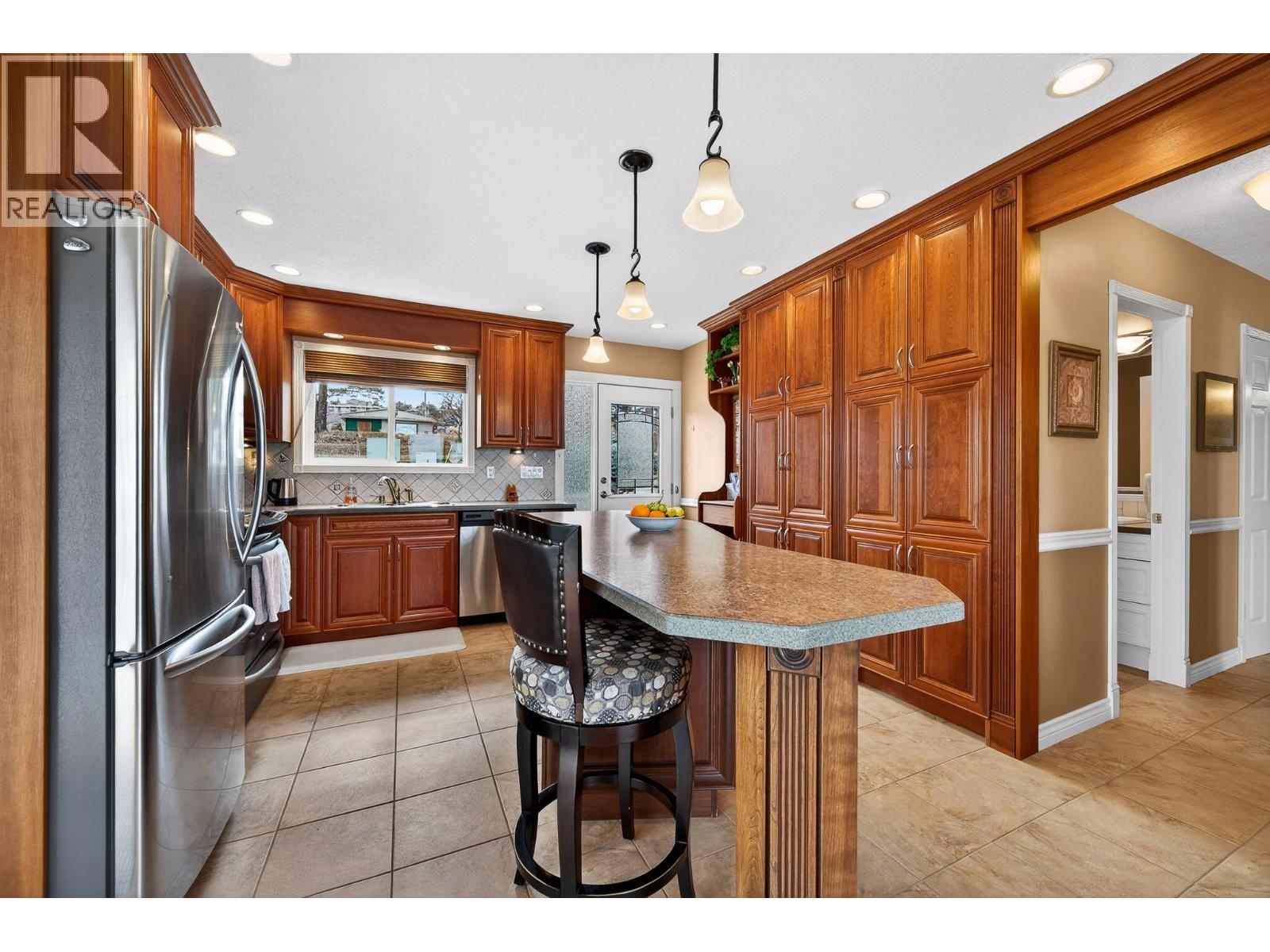 694 Lombard Street, Kamloops, British Columbia  V2C 5W6 - Photo 3 - 10384949