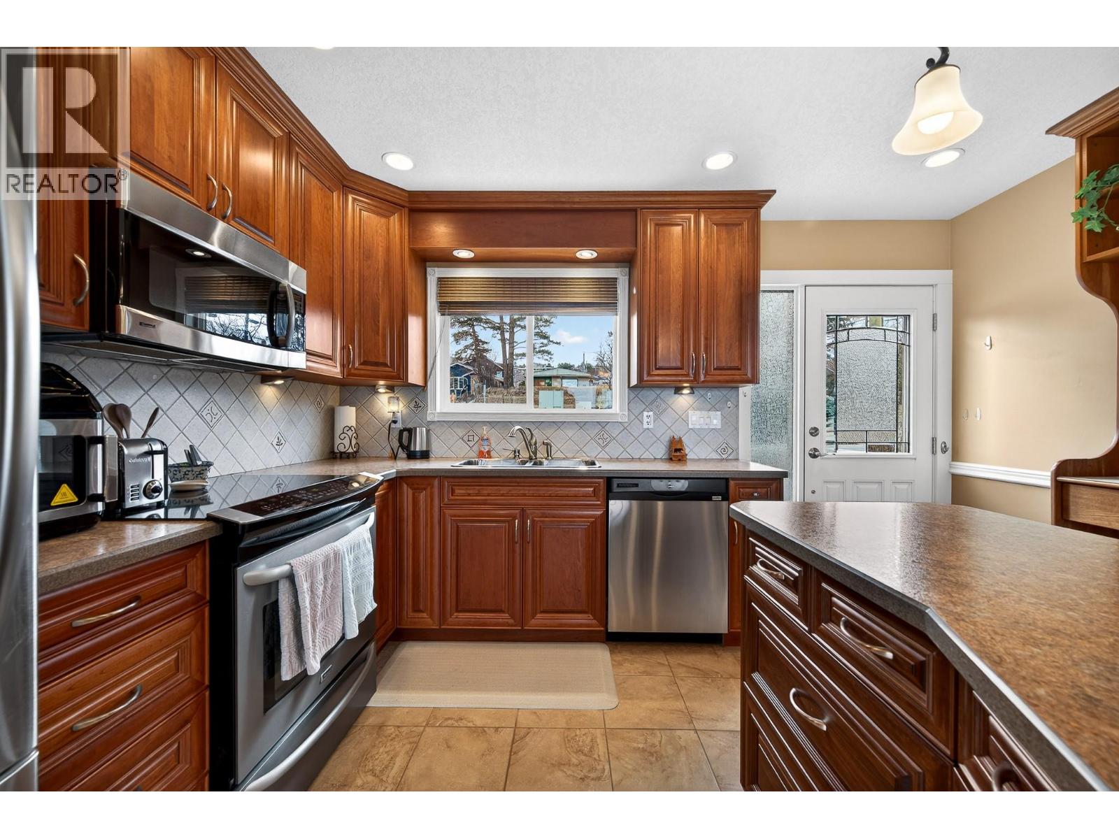 694 Lombard Street, Kamloops, British Columbia  V2C 5W6 - Photo 6 - 10384949