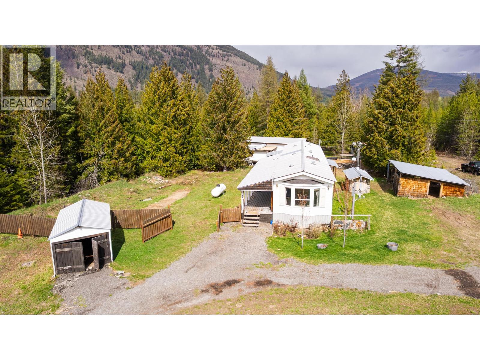 420 Macleod Street, Kitchener, British Columbia  V0B 1W1 - Photo 1 - 10384921