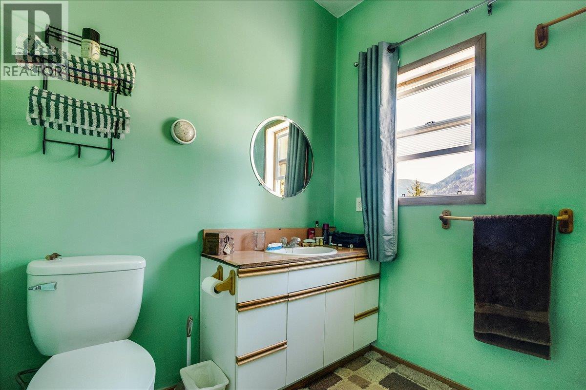 7465 Broadwater Road, Castlegar, British Columbia  V1N 4V8 - Photo 22 - 10384692