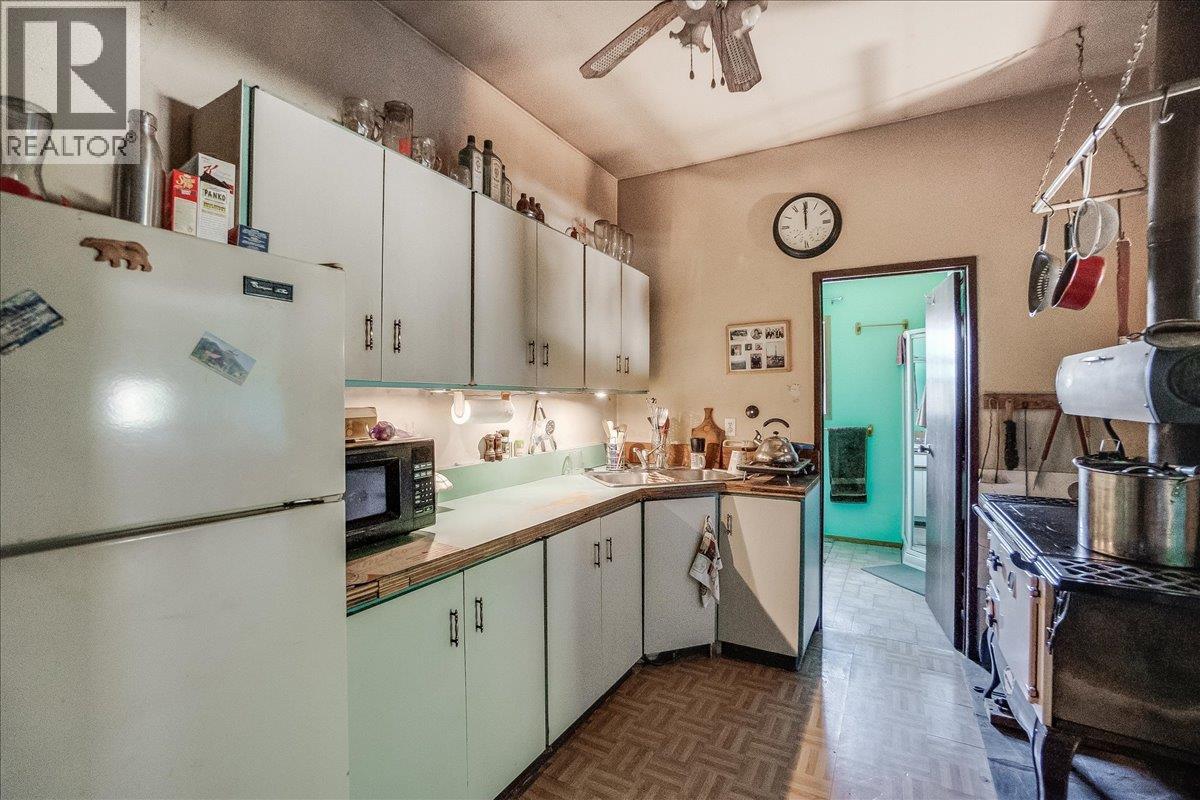 7465 Broadwater Road, Castlegar, British Columbia  V1N 4V8 - Photo 32 - 10384692