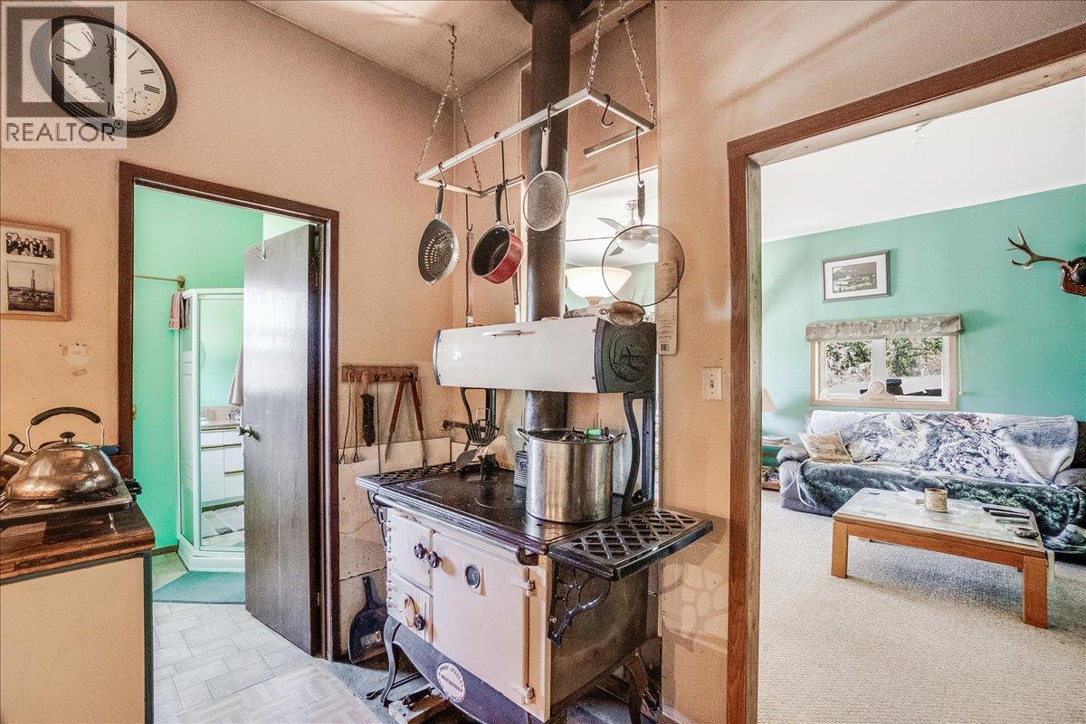 7465 Broadwater Road, Castlegar, British Columbia  V1N 4V8 - Photo 34 - 10384692
