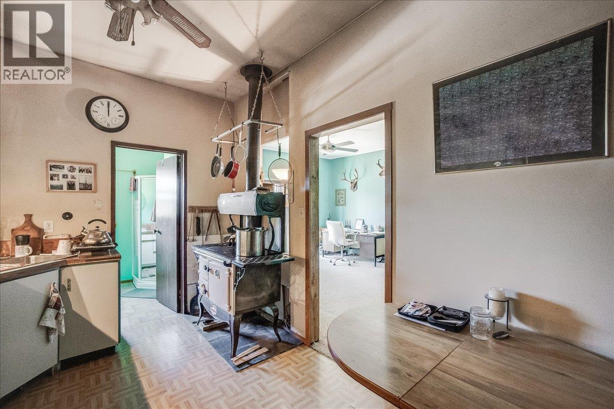 7465 Broadwater Road, Castlegar, British Columbia  V1N 4V8 - Photo 37 - 10384692