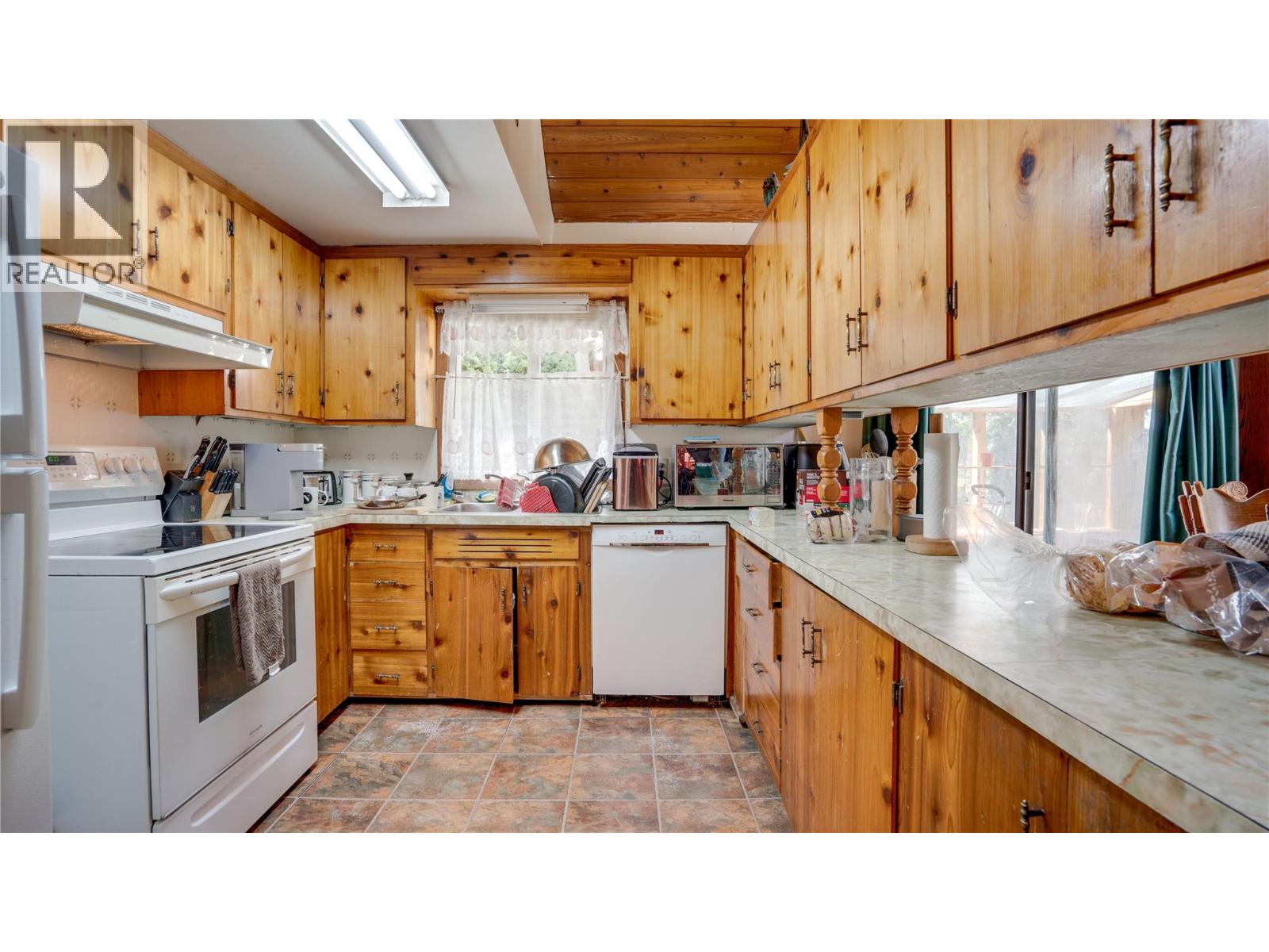 5677 Brentwood Road, Vernon, British Columbia  V1B 3K1 - Photo 8 - 10384654