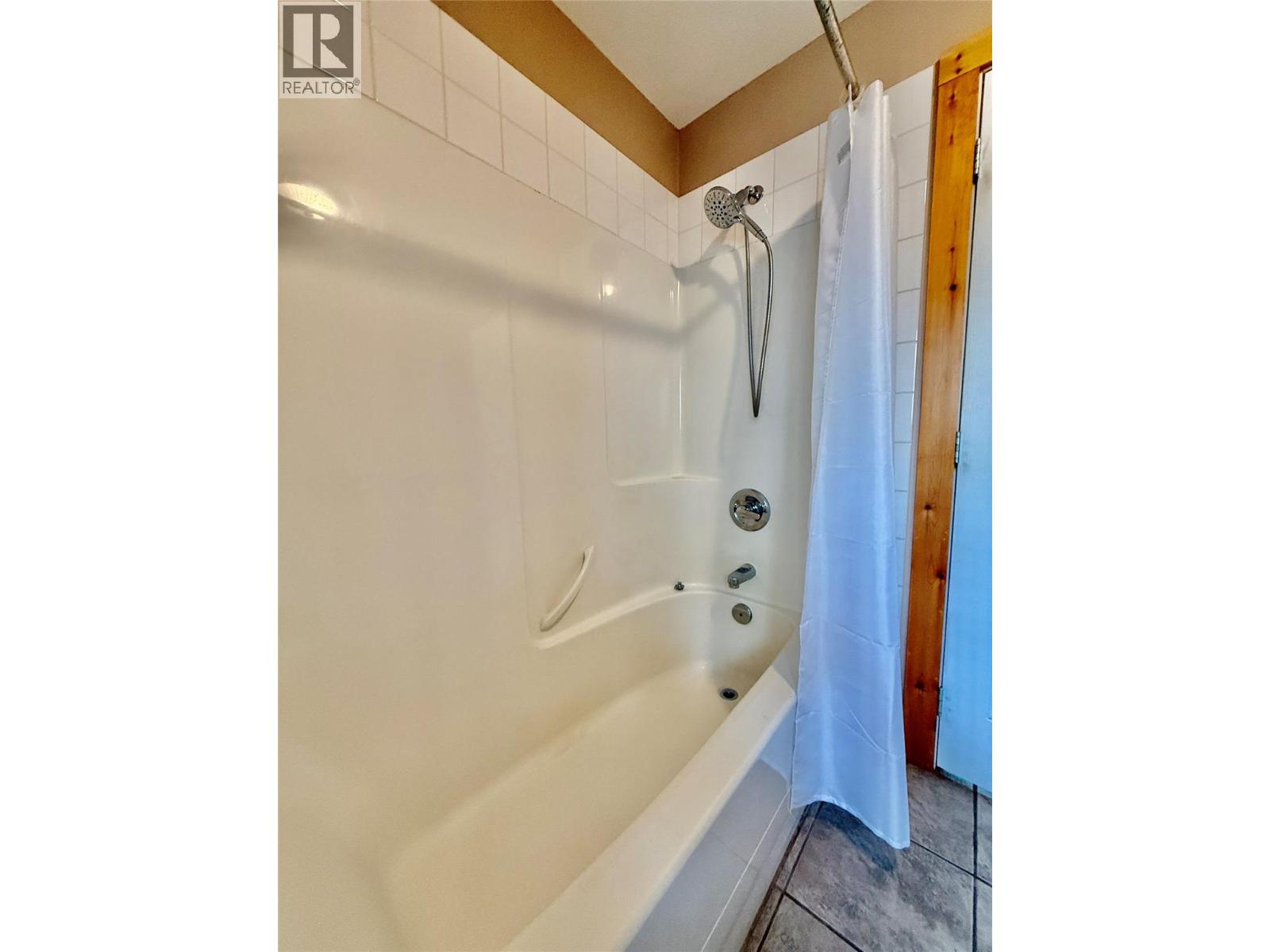 1017 Hume Street, Slocan, British Columbia  V0G 2C0 - Photo 4 - 10384776