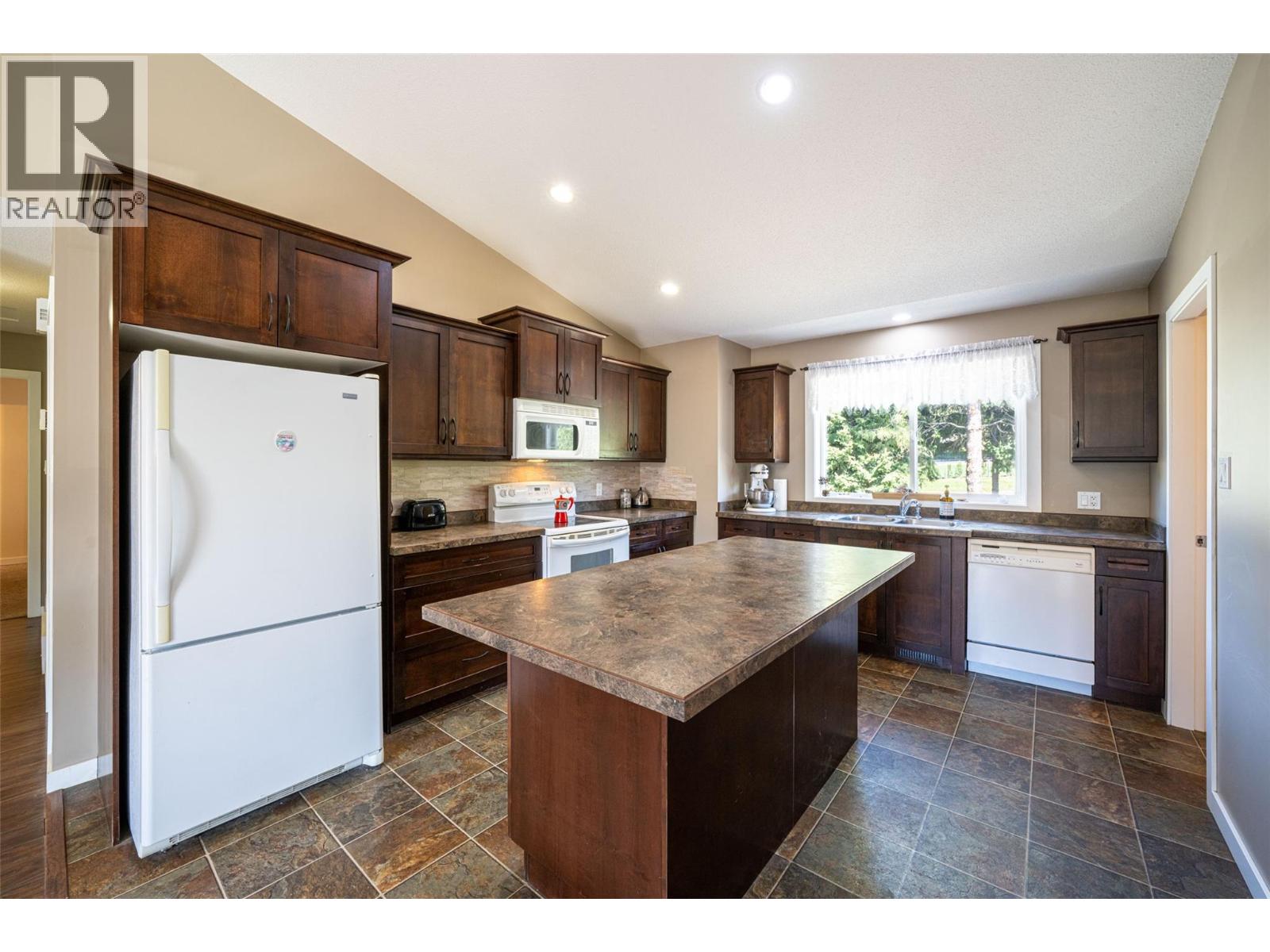 5654 Lynes Road, Falkland, British Columbia  V0E 1W0 - Photo 4 - 10384832