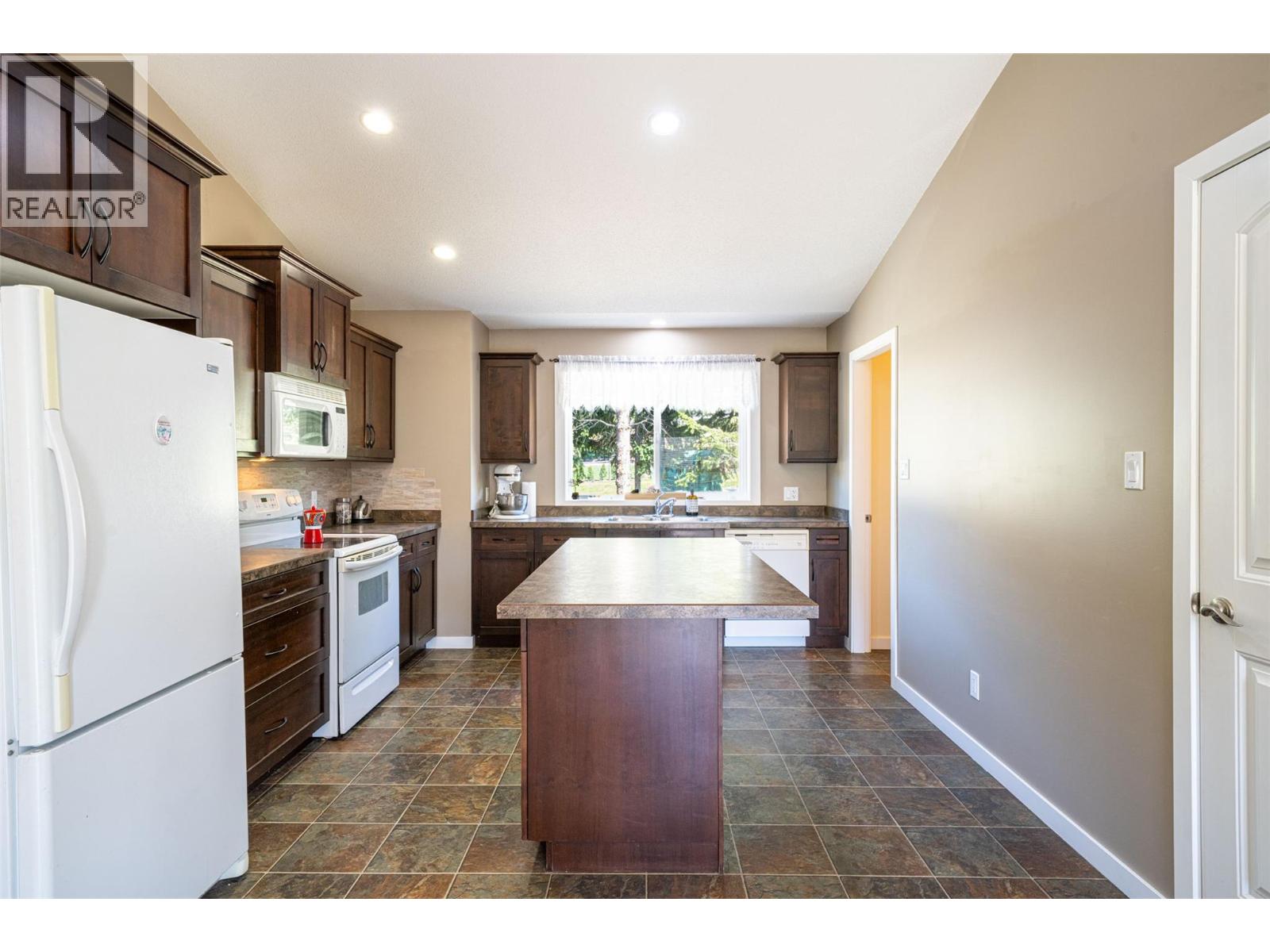 5654 Lynes Road, Falkland, British Columbia  V0E 1W0 - Photo 5 - 10384832